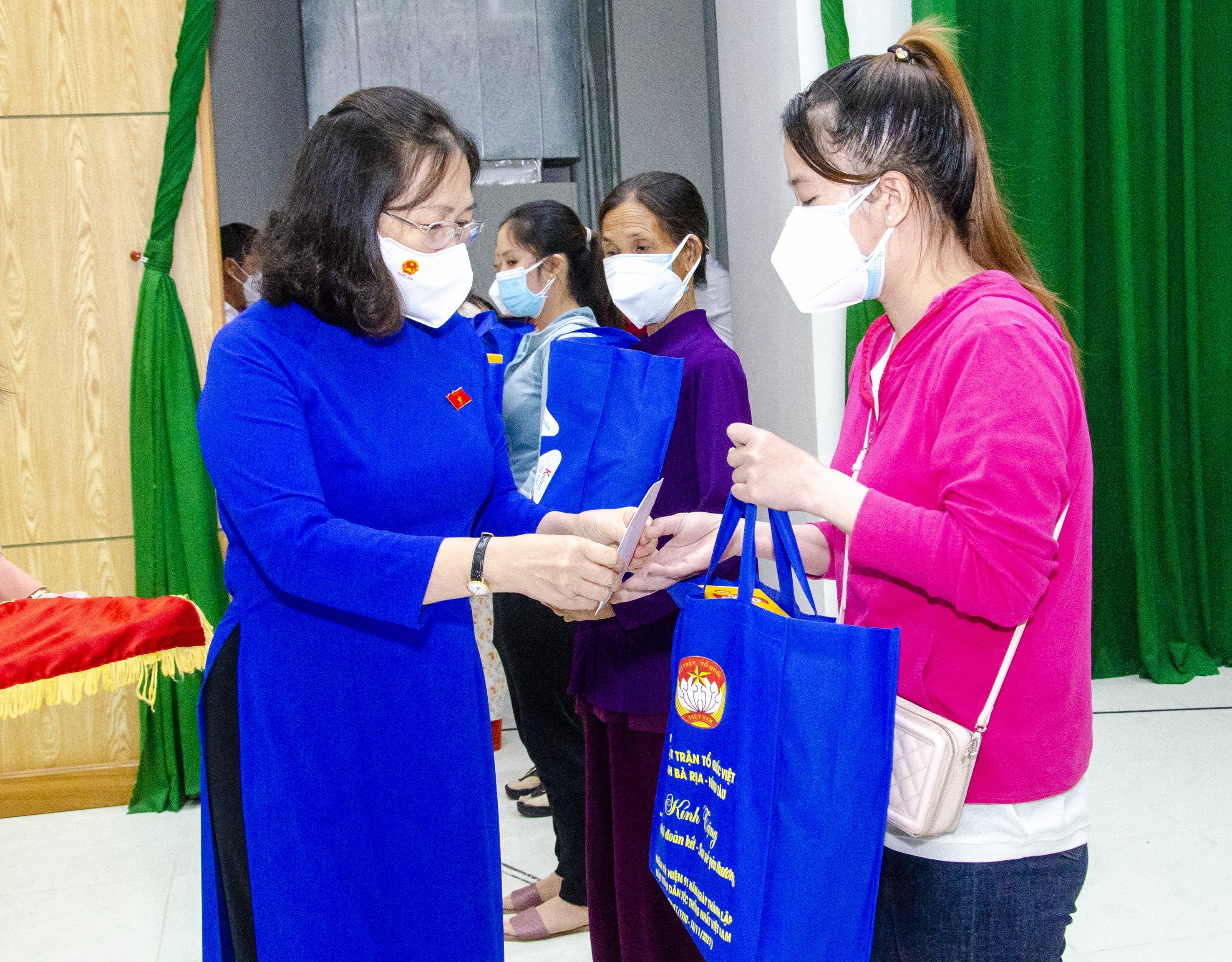 Bà Nguyễn Thị Yến, Phó Bí thư Thường trực Tỉnh ủy, Trưởng Đoàn ĐBQH tỉnh động viên và tặng quà cho các hộ gia đình có người thân bị mất do dịch COVID-19 trên địa bàn huyện Long Điền.