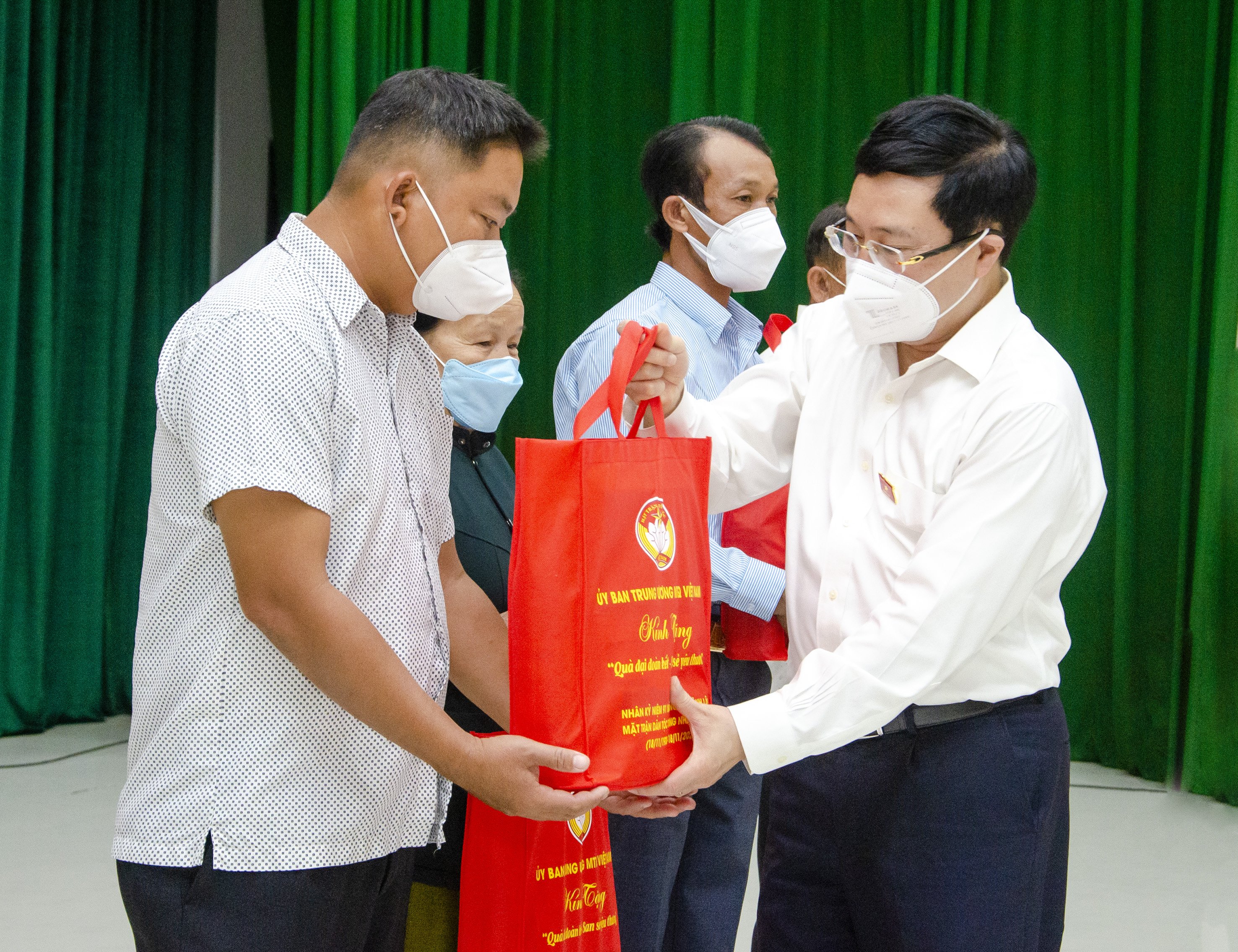 Ông Phạm Bình Minh, Ủy viên Bộ Chính trị, Phó Thủ tướng Thường trực Chính phủ, ĐBQH tỉnh BR-VT khóa XV biểu dương và tặng quà các hộ gia đình tiêu biểu, tích cực tham gia phòng, chống dịch COVID-19.
