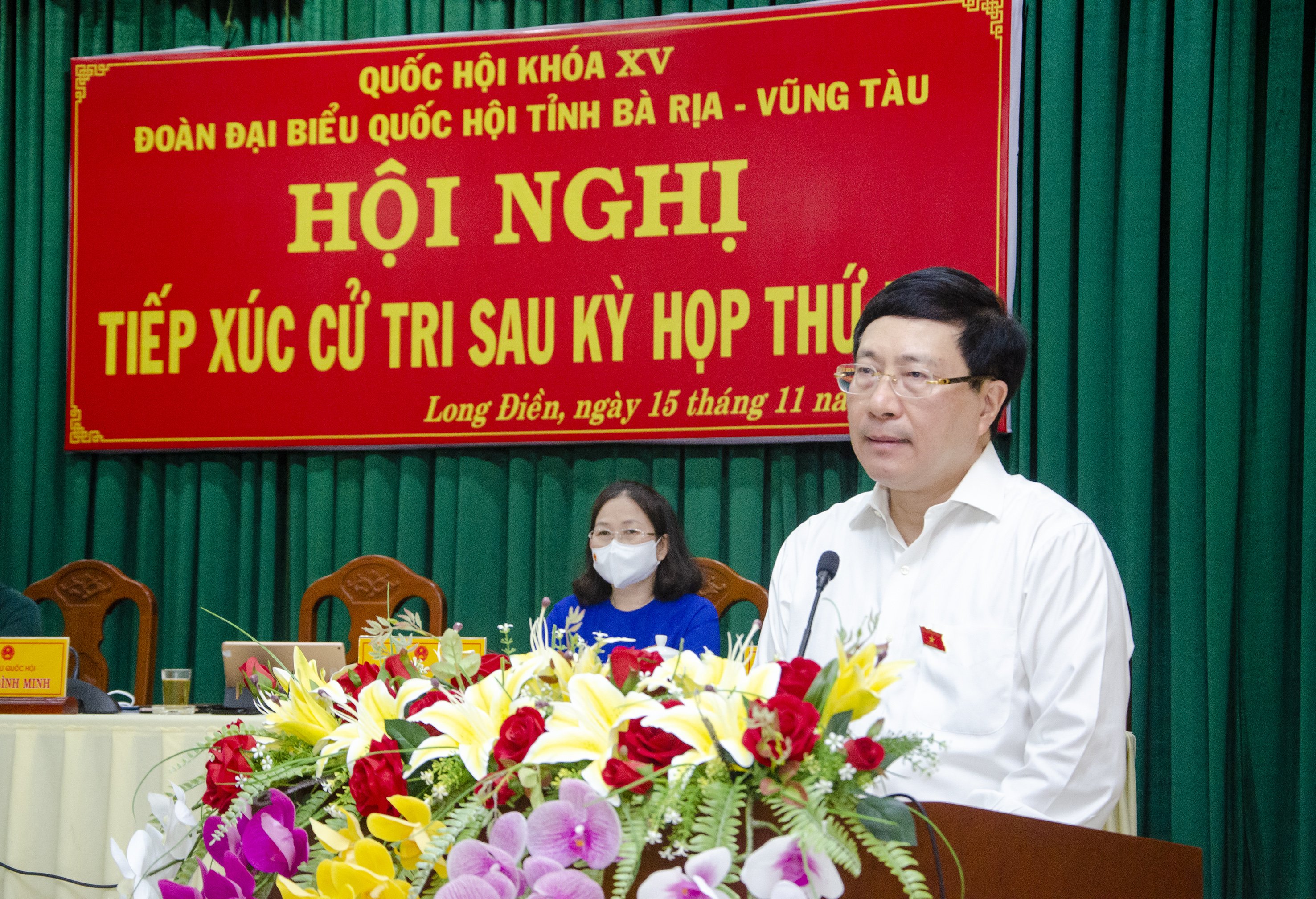 Ông Phạm Bình Minh, Ủy viên Bộ Chính trị, Phó Thủ tướngThường trực Chính phủ, đại biểu Quốc hội tỉnh BR-VT khóa XV thông tin về tình hình dịch bệnh COVID-19 và chương trình tổng thể của Chính phủ nhằm kiểm soát dịch bệnh và phục hồi kinh tế.  Ảnh: MẠNH THẮNG