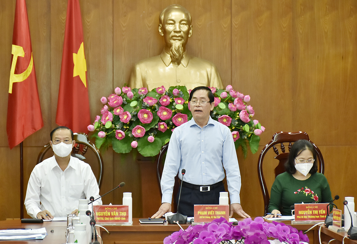 Ông Phạm Viết Thanh, Ủy viên Trung ương Đảng, Bí thư Tỉnh ủy, Chủ tịch HĐND tỉnh phát biểu khai mạc hội nghị.