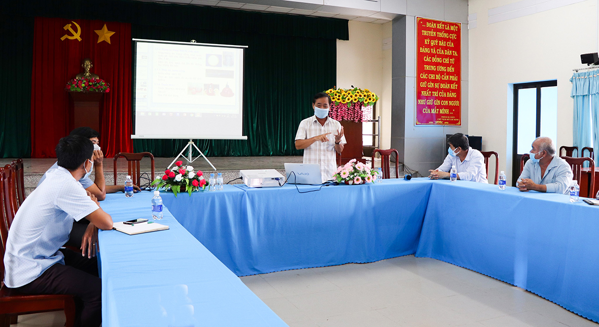 Ông Bùi Đức Cường, Trạm trưởng Trạm Khuyến nông – Khuyến ngư huyện Long Điền hướng dẫn quy trình kỹ thuật nuôi gà ta thả vườn cho hội viên nông dân trong huyện.