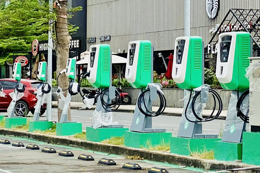 Trạm sạc điện do VinFast lắp đặt tại Trung tâm thương mại TX. Phú Mỹ.