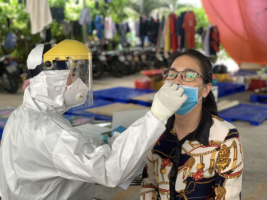 Test nhanh SARS-CoV-2 cho người lao động tại Công ty TNHH Thủy sản Hòa Thắng.