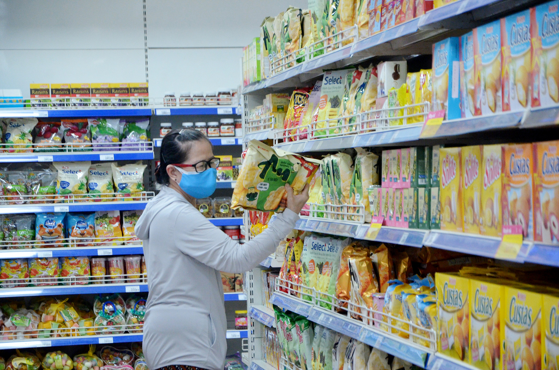 Người dân mua sắm tại Co.op Mart Vũng Tàu.