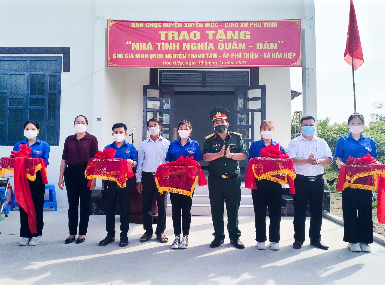 Thượng tá Lê Tiến Phúc, Chính trị viên Ban CHQS huyện Xuyên Mộc và các đại biểu cắt băng khánh thành, bàn giao “Nhà tình nghĩa Quân – Dân” cho quân nhân dự bị Nguyễn Thành Tâm.