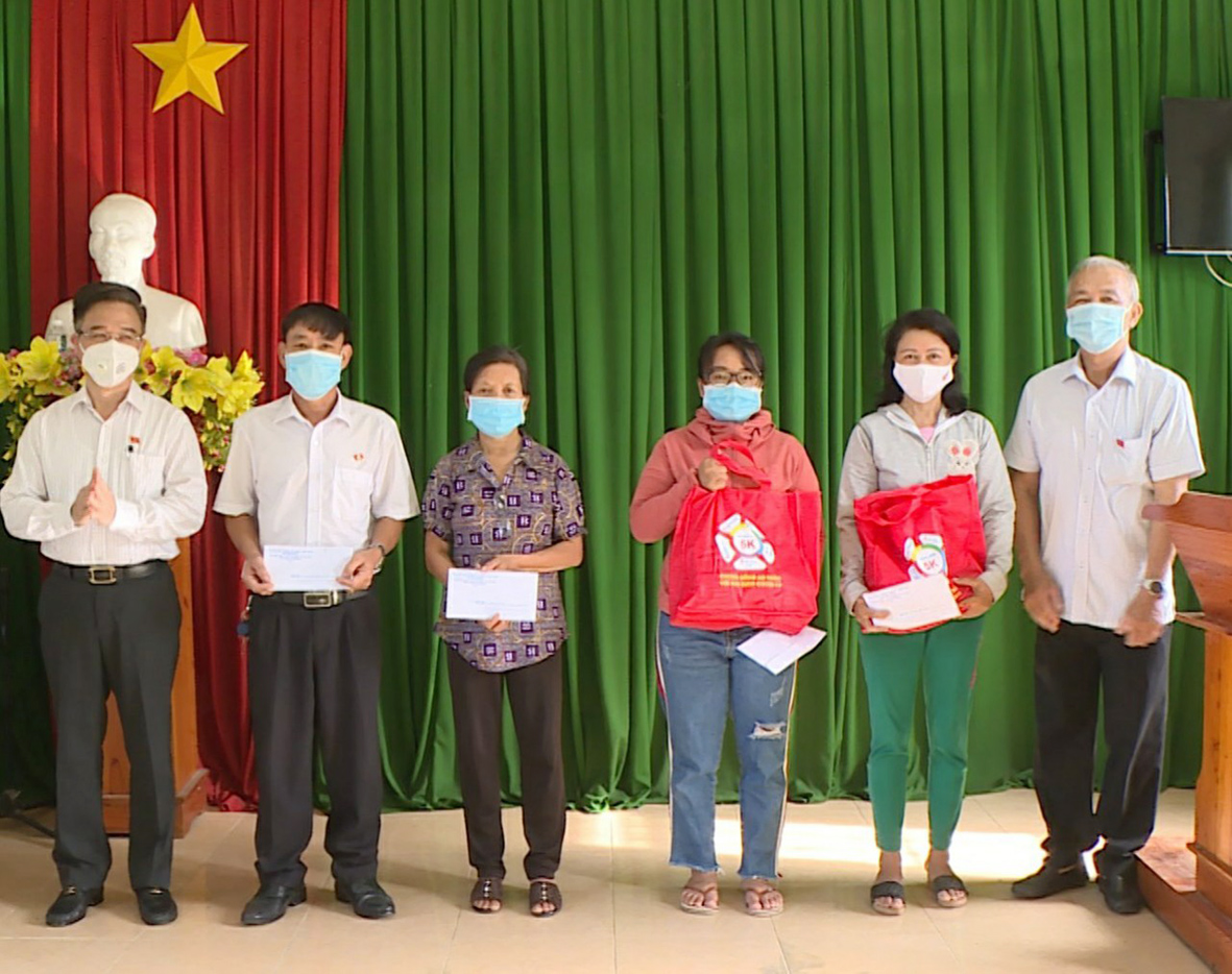 ông Đặng Minh Thông, Ủy viên Ban Thường vụ Tỉnh ủy, Bí thư Thành ủy, Chủ tịch HĐND TP.Bà Rịa (bìa phải) tặng quà cho các hộ khó khăn và hộ gia đình  tiêu biểu trong công tác phòng, chống dịch COVID-19 trên địa bàn ấp Phước Tân 4, xã Tân Hưng.