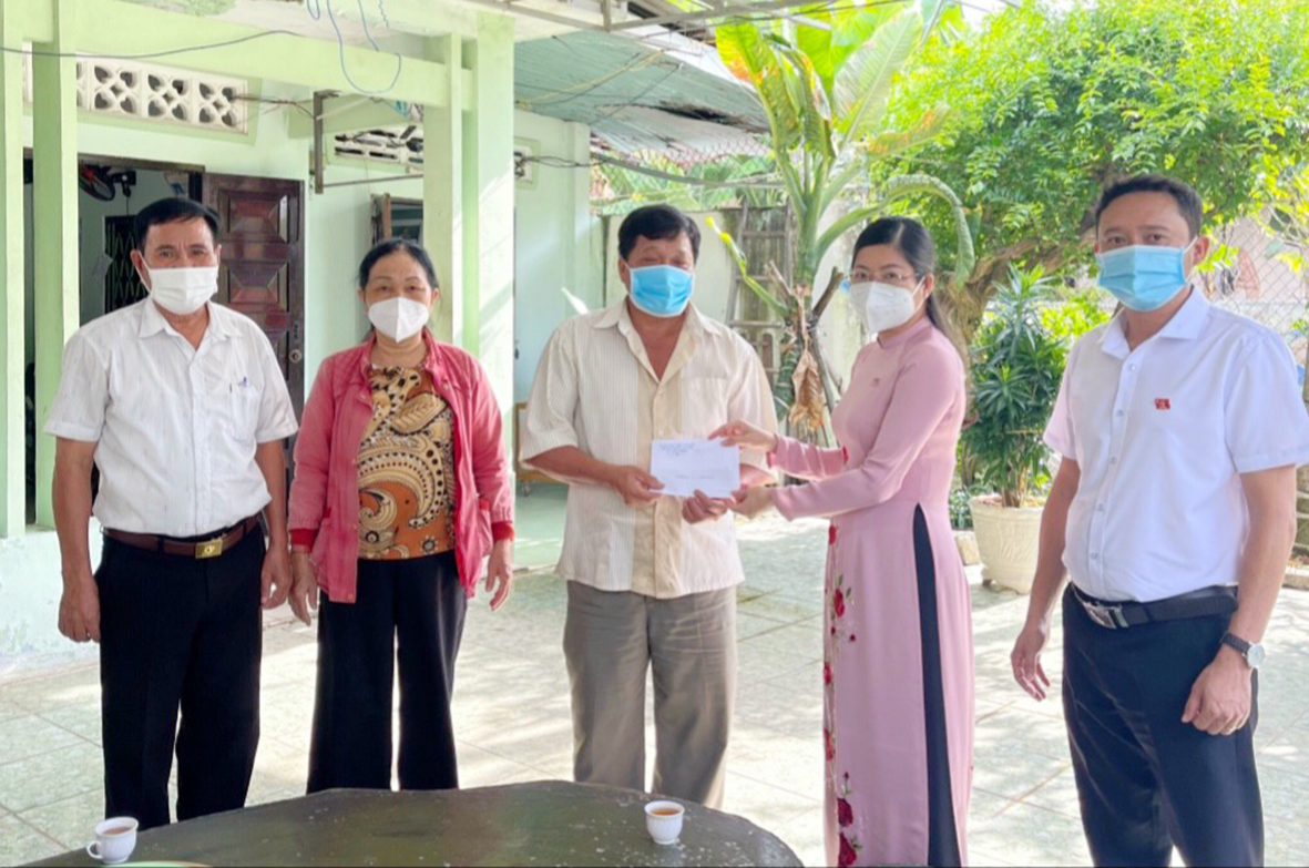 Bà Lê Thị Thủy, Phó Bí thư Thường trực Thành ủy Bà Rịa tặng quà cho hộ gia đình tiêu biểu trong công tác phòng, chống dịch COVID-19 trên địa bàn khu phố 3, phường Phước Nguyên