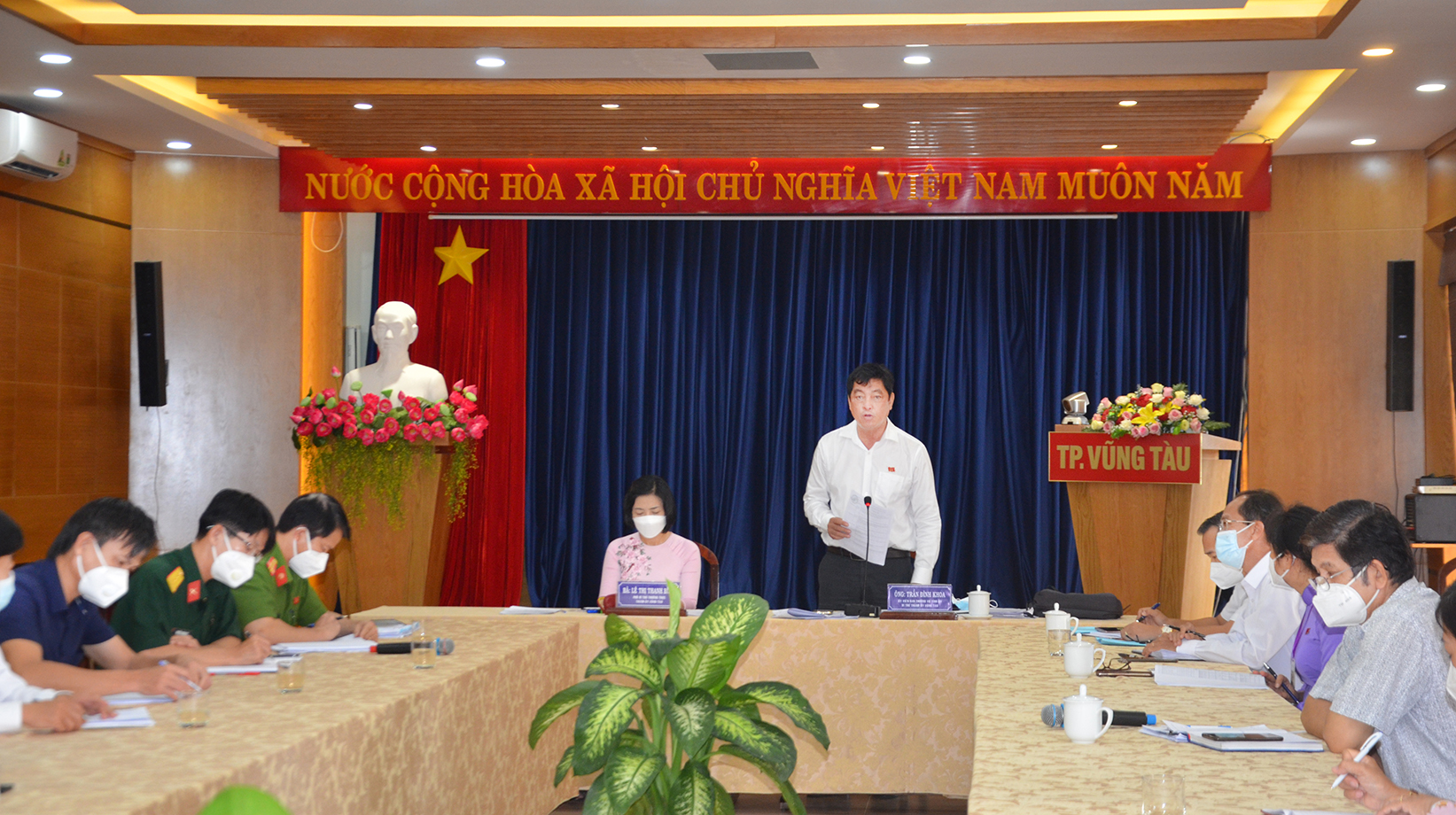 Ông Trần Đình Khoa, Ủy viên Ban Thường vụ Tỉnh ủy, Bí thư Thành ủy Vũng Tàu chủ trì, phát biểu chỉ đạo tại cuộc họp bàn giải pháp phòng, chống dịch sáng 18/11.