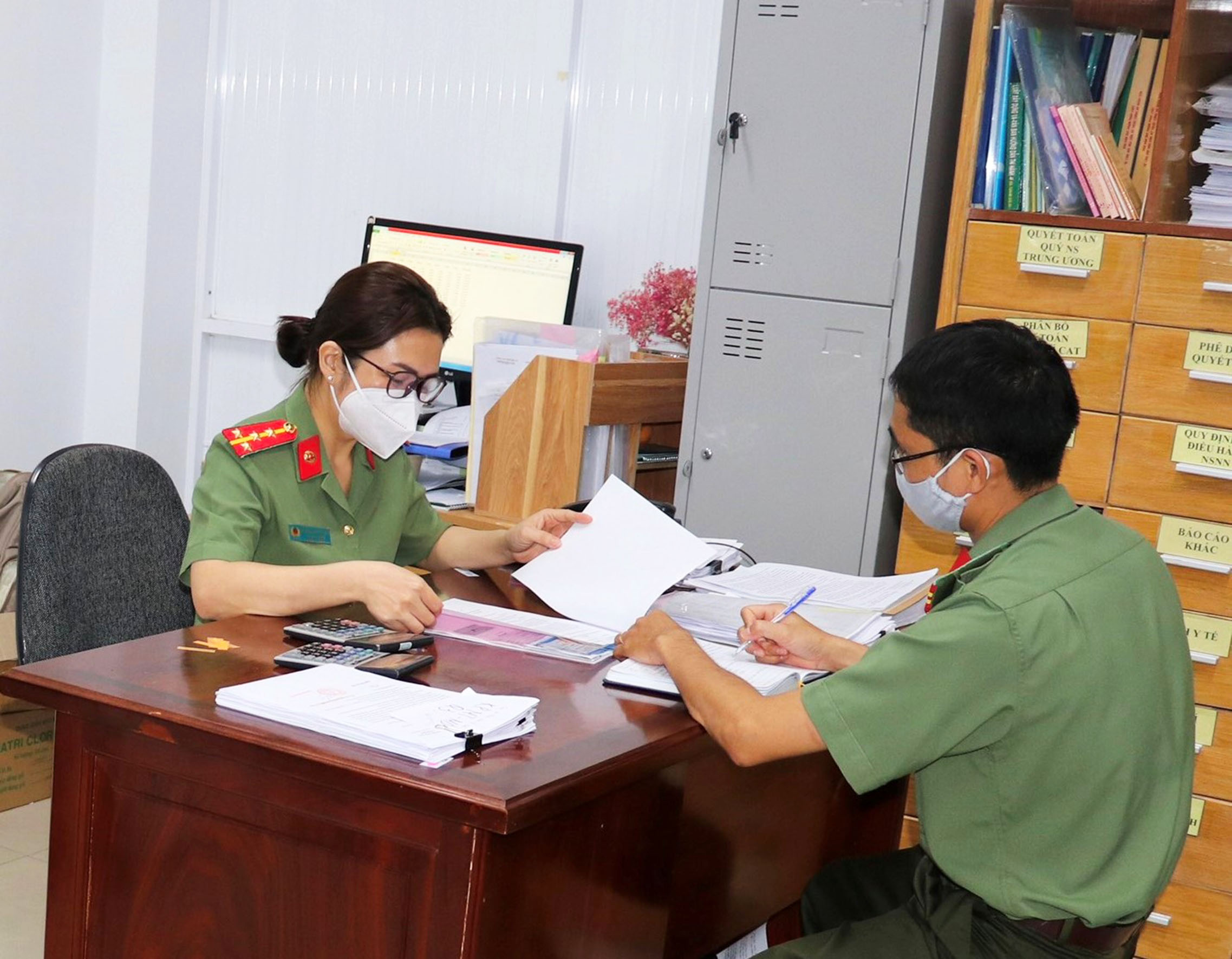 Cán bộ Đội Tài chính, Phòng Hậu cần-Công an tỉnh hướng dẫn, thực hiện thanh, quyết toán kinh phí cho Công an các đơn vị, địa phương.