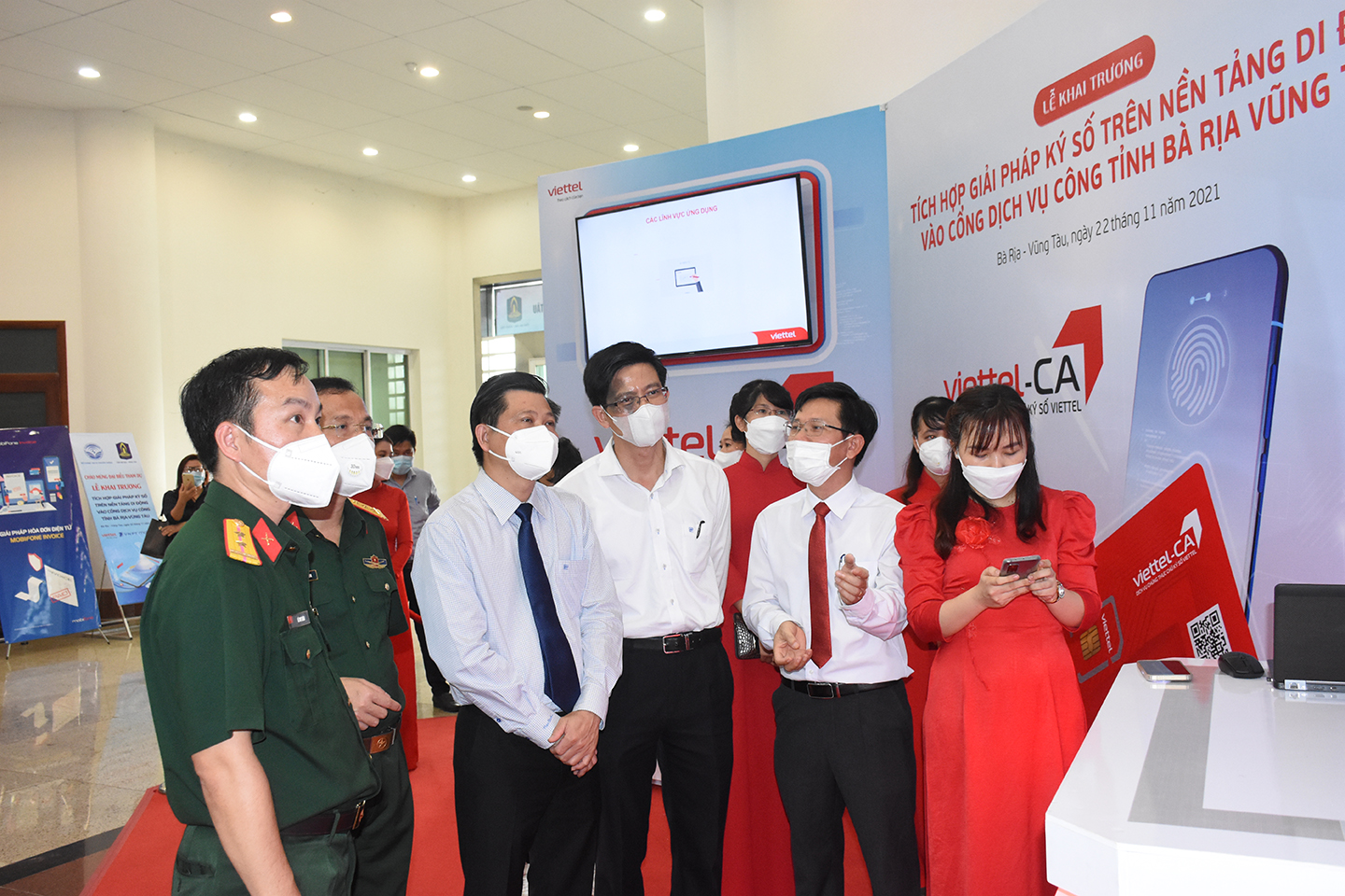 Lãnh đạo tỉnh nghe đại diện Viettel BR-VT giới thiệu dịch vụ ký số từ xa.