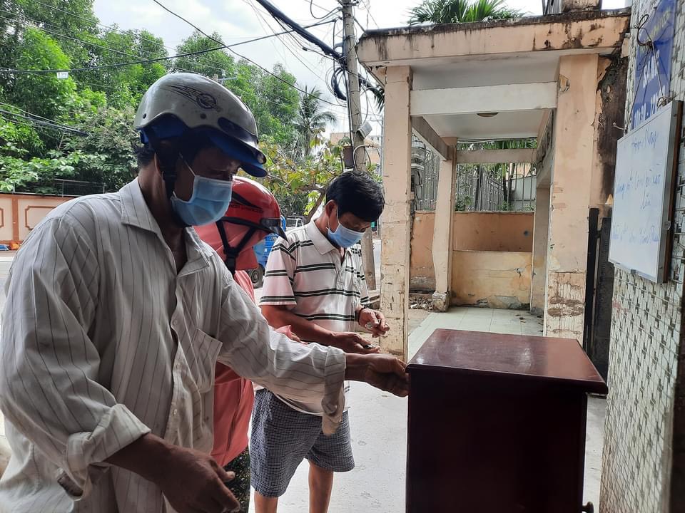 Một số người khi nhận cơm đã tình nguyện góp tiền gạo vào thùng quyên góp từ thiện của bếp.
