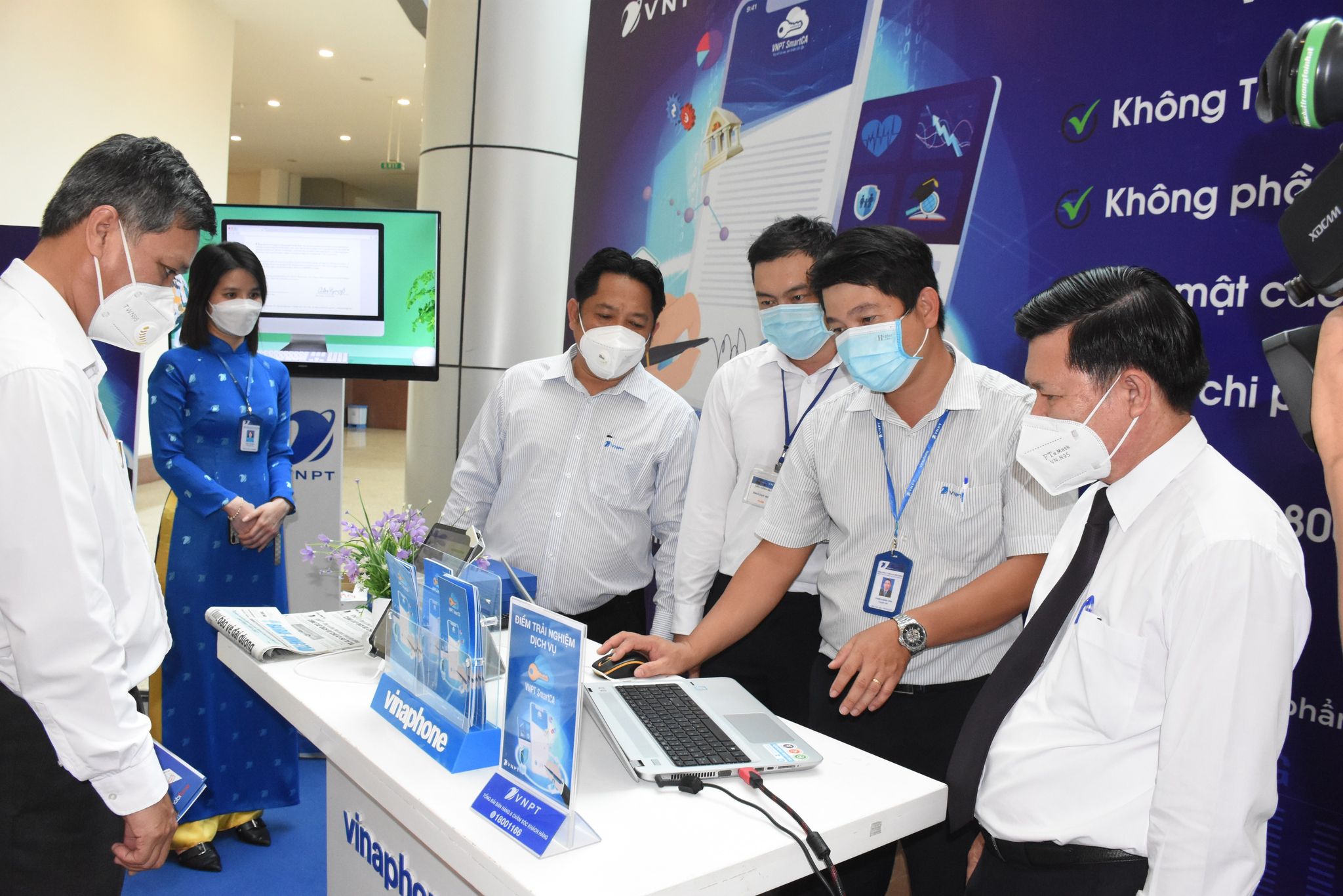Bà Rịa – Vũng Tàu đang thực hiện chương trình chuyển đổi số dựa trên 3 trụ cột: chính quyền số, kinh tế số, xã hội số và xác định lấy người dân, DN làm trung tâm. Trong ảnh: Lãnh đạo tỉnh tìm hiểu dịch vụ ký số từ xa của VNPT Bà Rịa – Vũng Tàu.