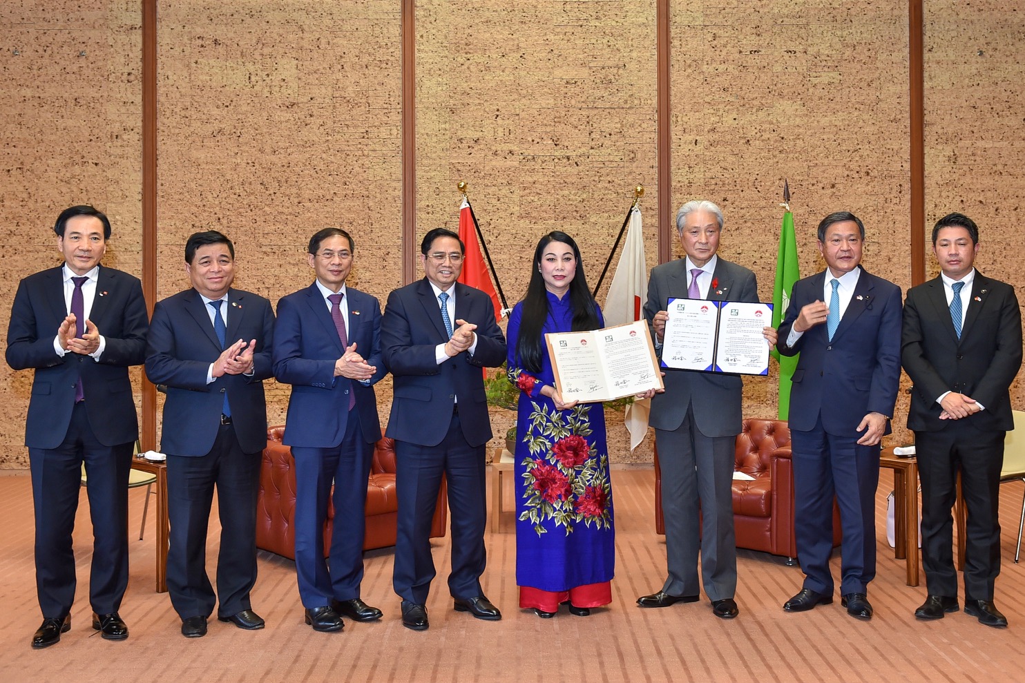 Thủ tướng Chính phủ Phạm Minh Chính chứng kiến lễ trao thỏa thuận hợp tác hữu nghị giữa tỉnh Vĩnh Phúc (Việt Nam) và tỉnh Tochigi (Nhật Bản).