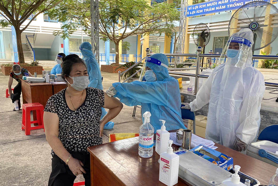 Nhân viên y tế tiêm phòng COVID-19 mũi 2 cho người dân xã Long Sơn, TP.Vũng Tàu. Ảnh: HUYỀN TRANG