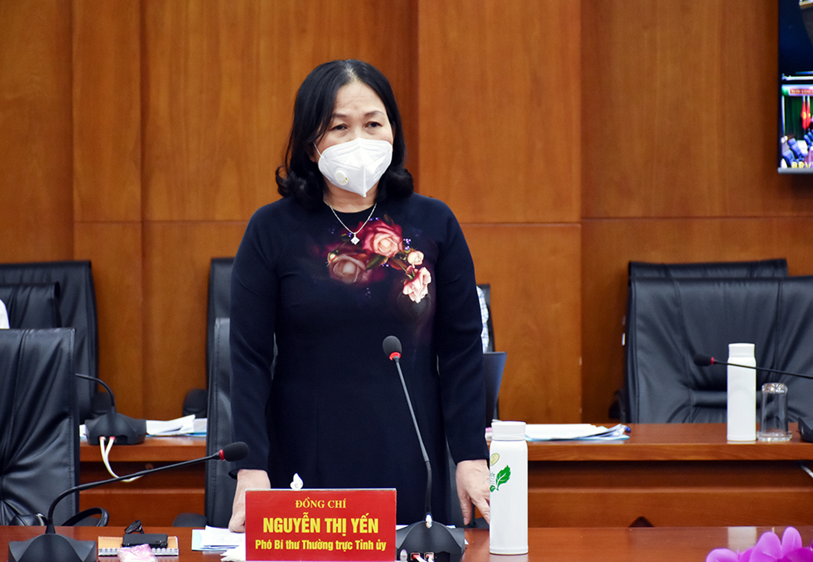Bà Nguyễn Thị Yến, Phó Bí thư Thường trực Tỉnh ủy, Trưởng Đoàn ĐBQH tỉnh đề nghị, chuẩn bị chu đáo về thuốc, vật tư y tế, nhân lực để thực hiện an toàn việc điều trị F0 tại nhà, nơi làm việc.