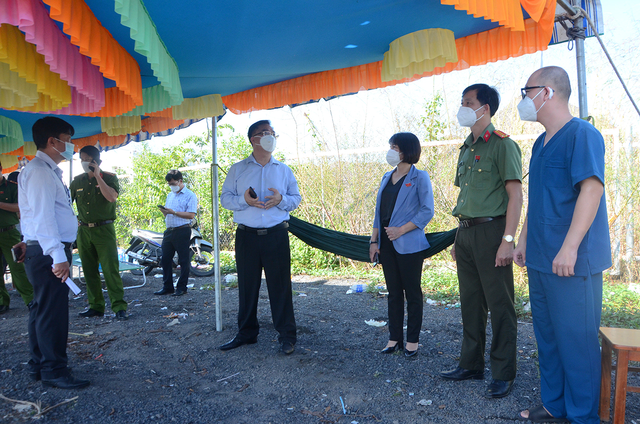 Ông Hoàng Vũ Thảnh, Chủ tịch UBND TP. Vũng Tàu kiểm tra công tác phòng, chống dịch tại chốt kiểm soát cầu Ba Nanh, xã Long Sơn.