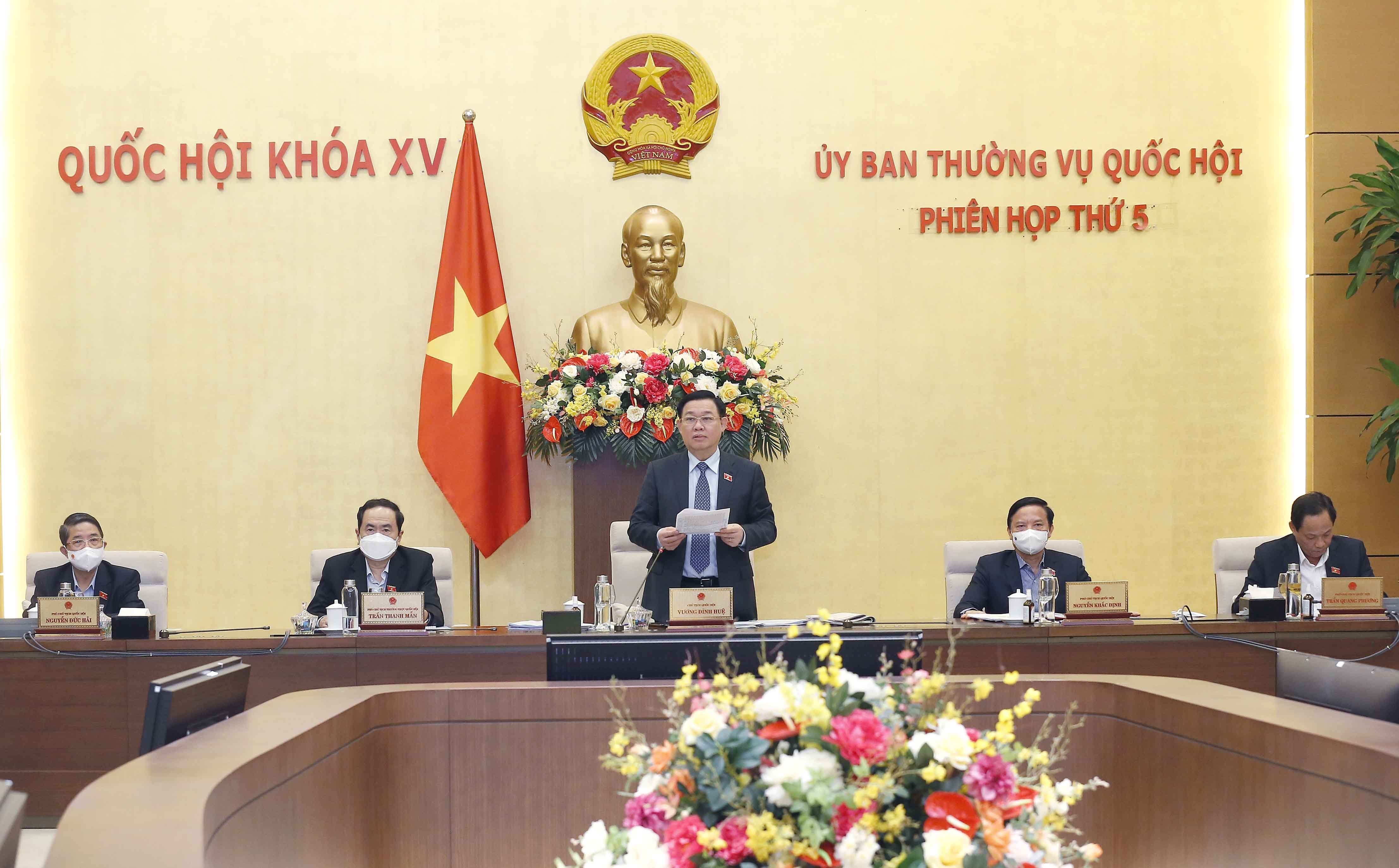 Chủ tịch Quốc hội Vương Đình Huệ phát biểu bế mạc Phiên họp. Ảnh: DOÃN TẤN