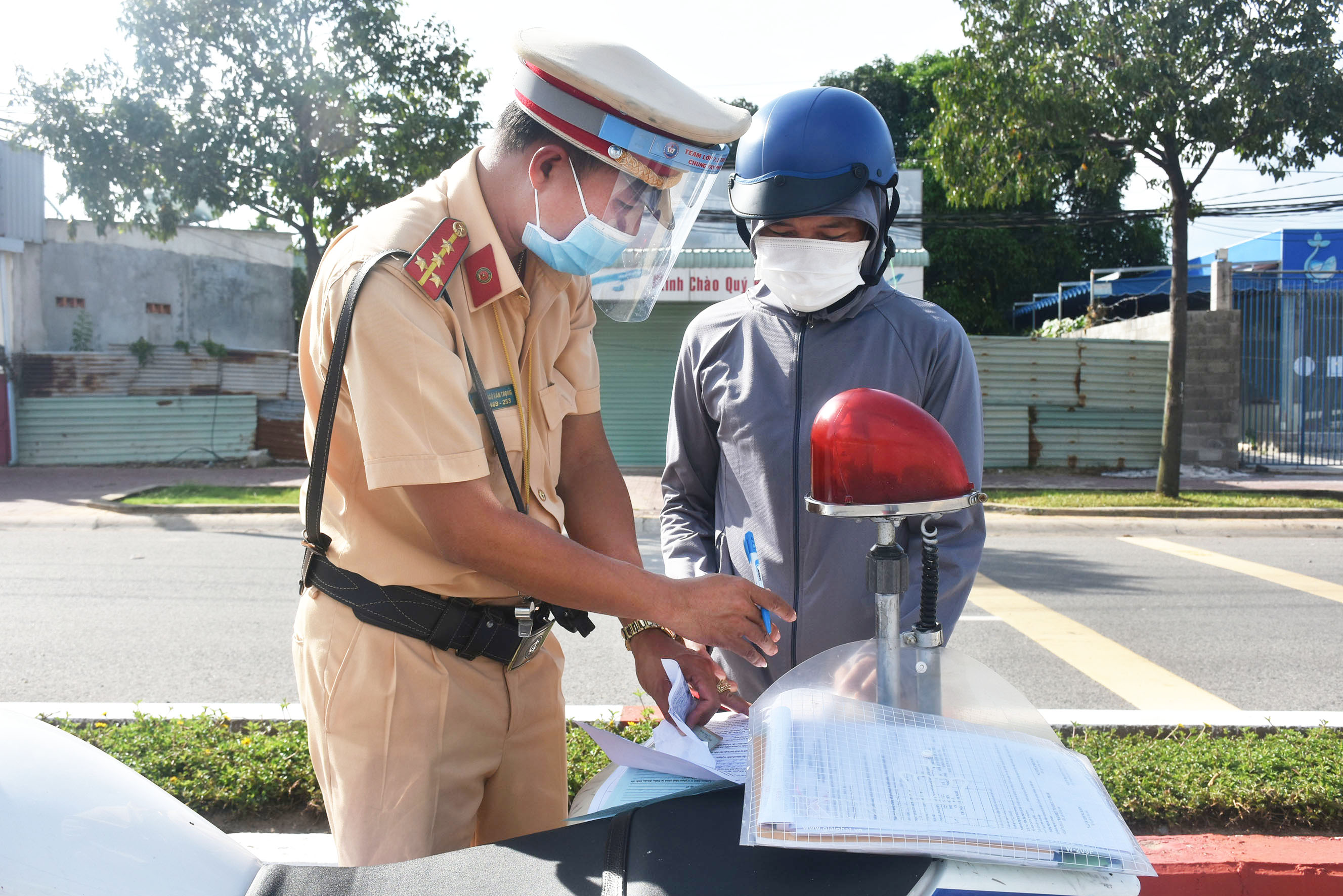Lực lượng CSGT - Công an TP.Vũng Tàu tuần tra, kiểm soát phòng, chống dịch COVID-19 và xử lý người vi phạm TTATGT trên đường 2/9, TP.Vũng Tàu.