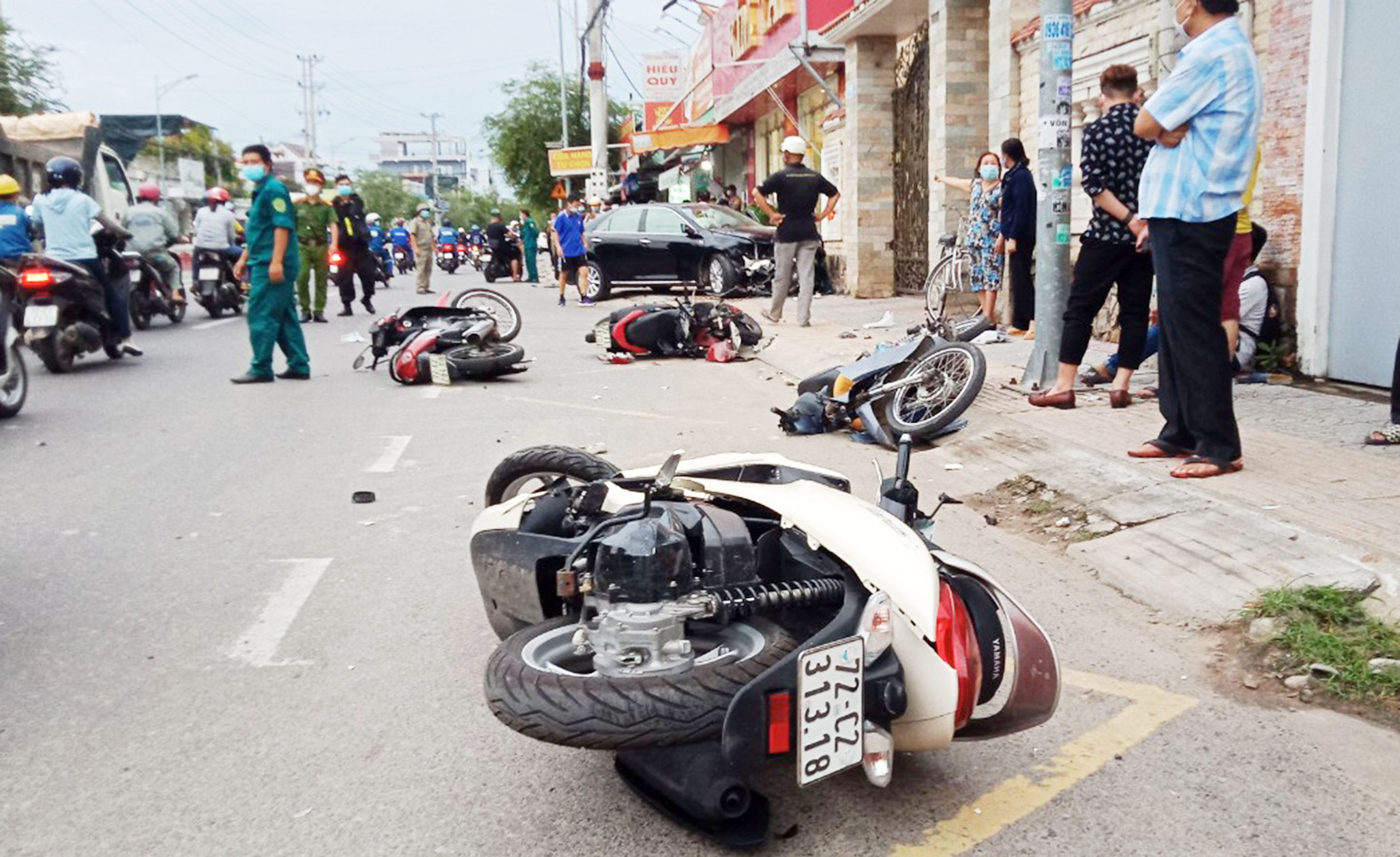 Xe ô tô mất lái tông hàng loạt xe mô tô trên đường 30/4, TP.Vũng Tàu
