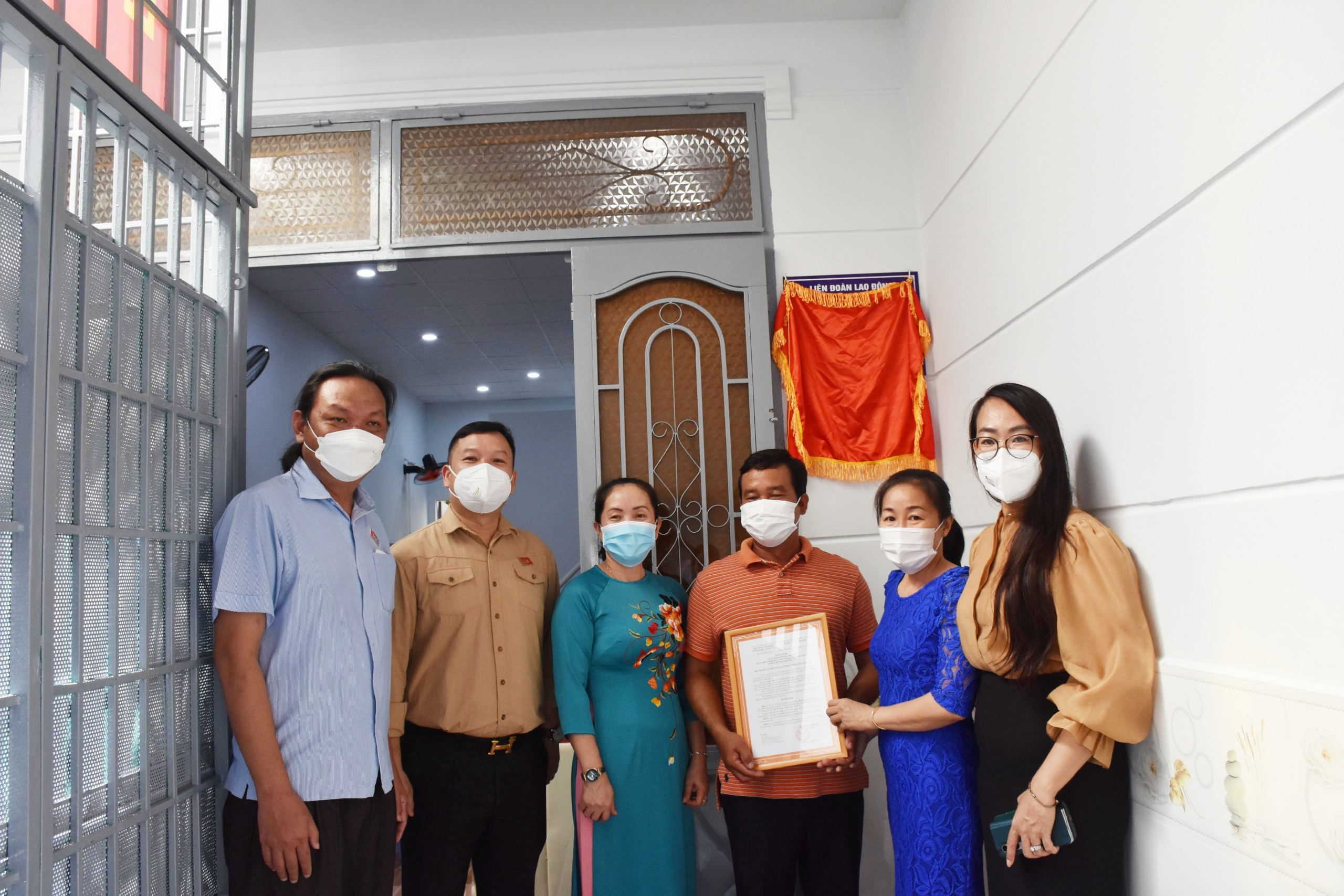 Bà Tạ Thị Hồng Hà, Phó Chủ tịch Thường trực LĐLĐ tỉnh  trao quyết định bàn giao nhà cho đoàn viên Đinh Quang Khoa.
