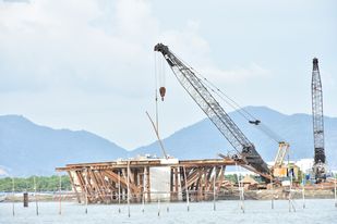 Cầu Mỏ Nhát nối đường 991B với QL51 đang thi công phần móng trụ cầu sắt sát khu vực nuôi lồng bè trái phép