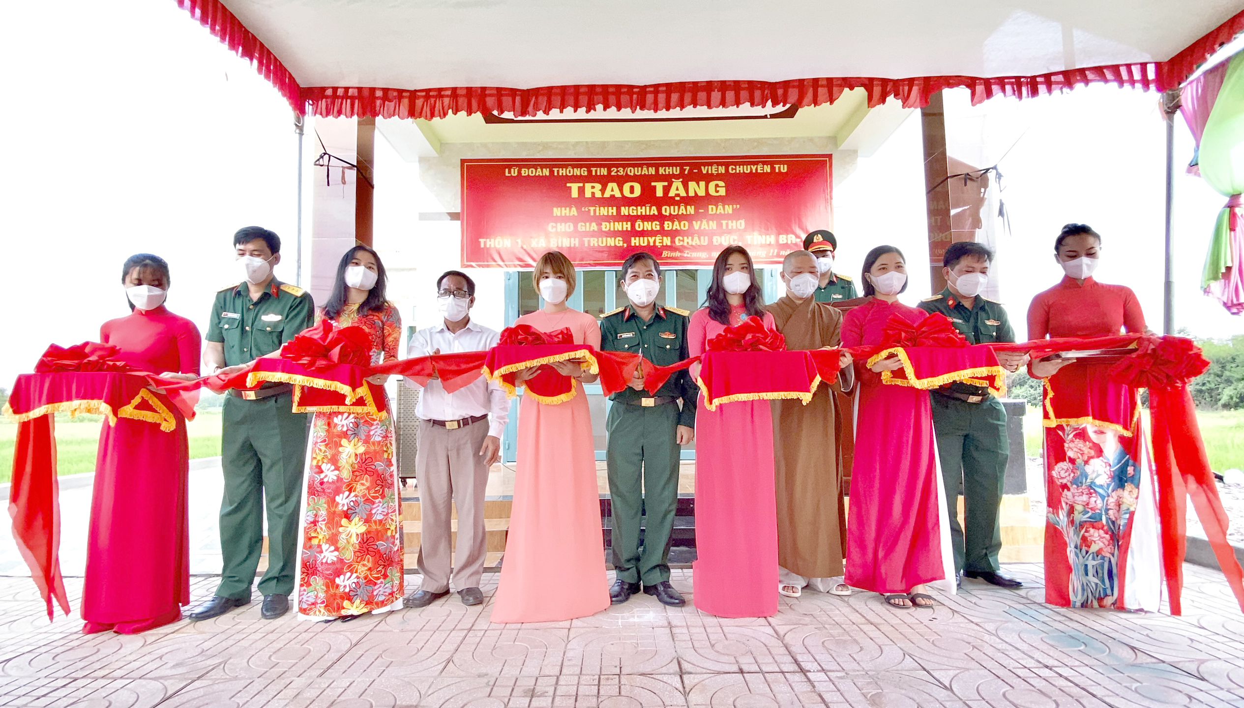 Đại diện Bộ CHQS tỉnh, Viện Chuyên tu TX. Phú Mỹ và Lữ đoàn Thông tin 23 cắt băng khánh thành 