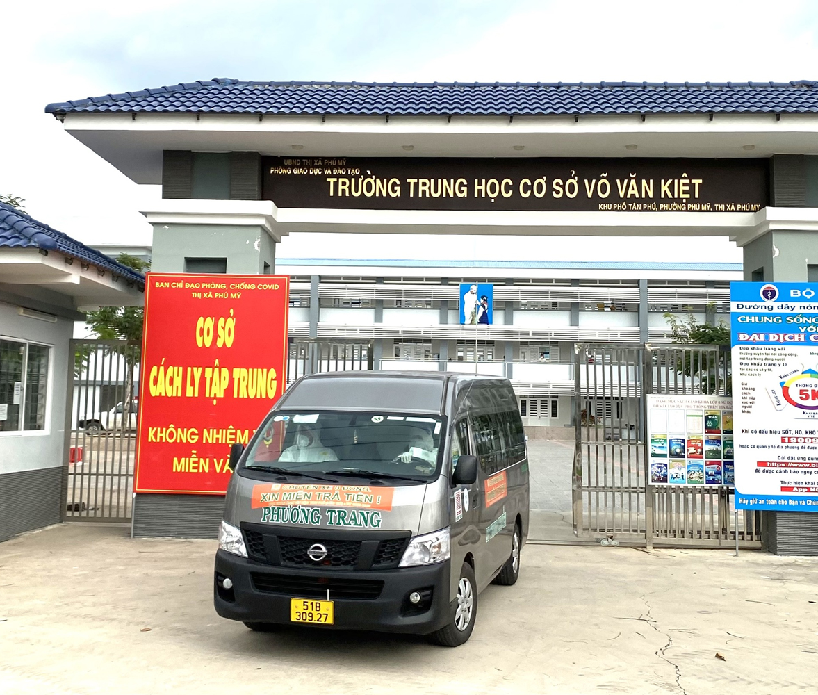 Xe 16 chỗ đã cải hoán của Tâp đoàn Xe khách Phương Trang vận chuyển F0 từ khu cách ly Trường THCS Võ Văn Kiệt đi điều trị, chiều 24/11.
