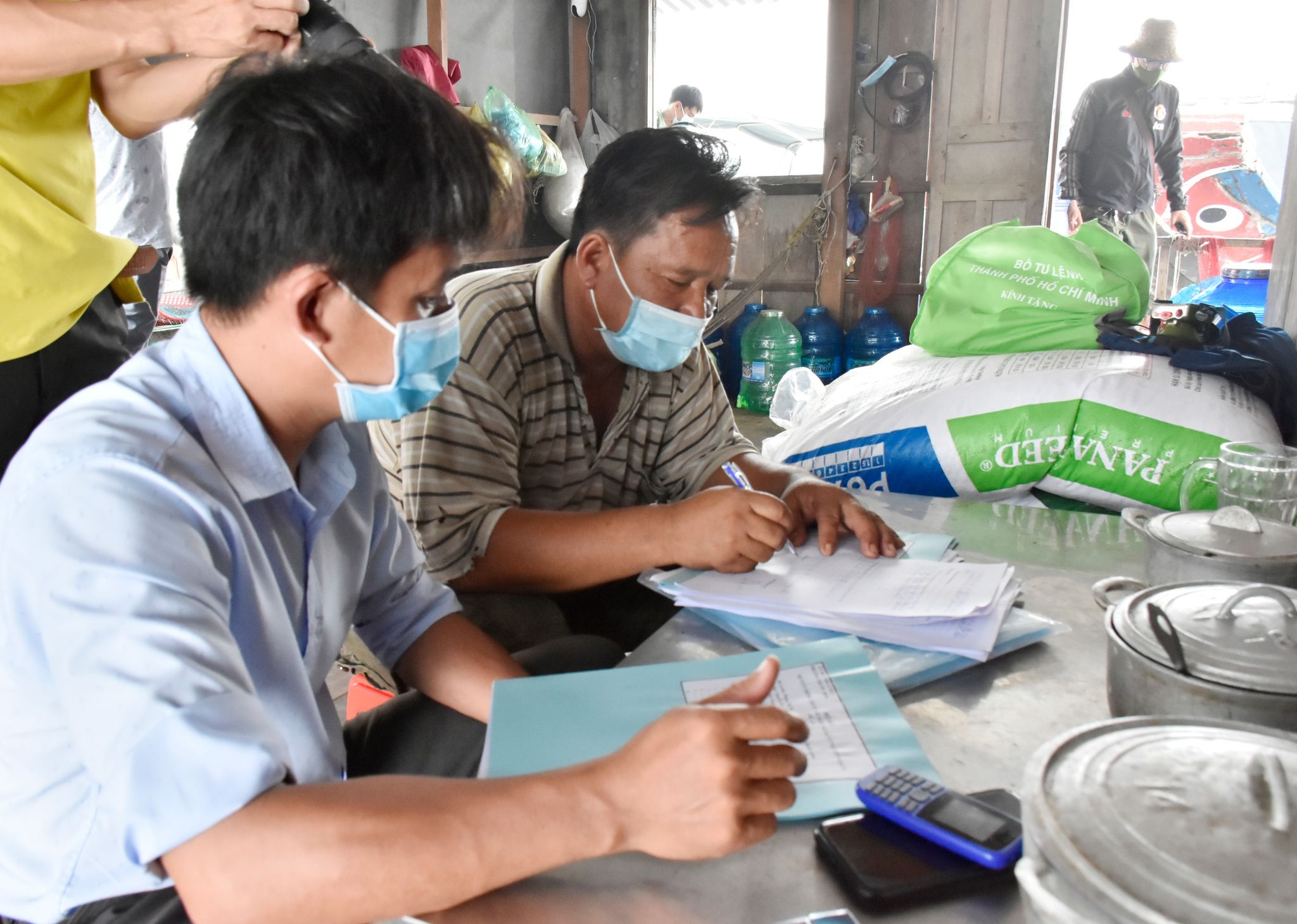 Ông Nguyễn Văn Nguyên ký cam kết tự di dời trả lại mặt sông.