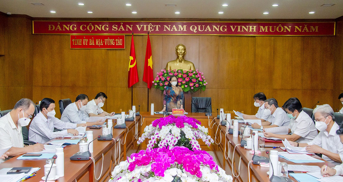 Bà Nguyễn Thị Yến, Phó Bí thư Thường trực Tỉnh ủy, Trưởng Đoàn Đại biểu Quốc hội tỉnh chủ trì cuộc họp.