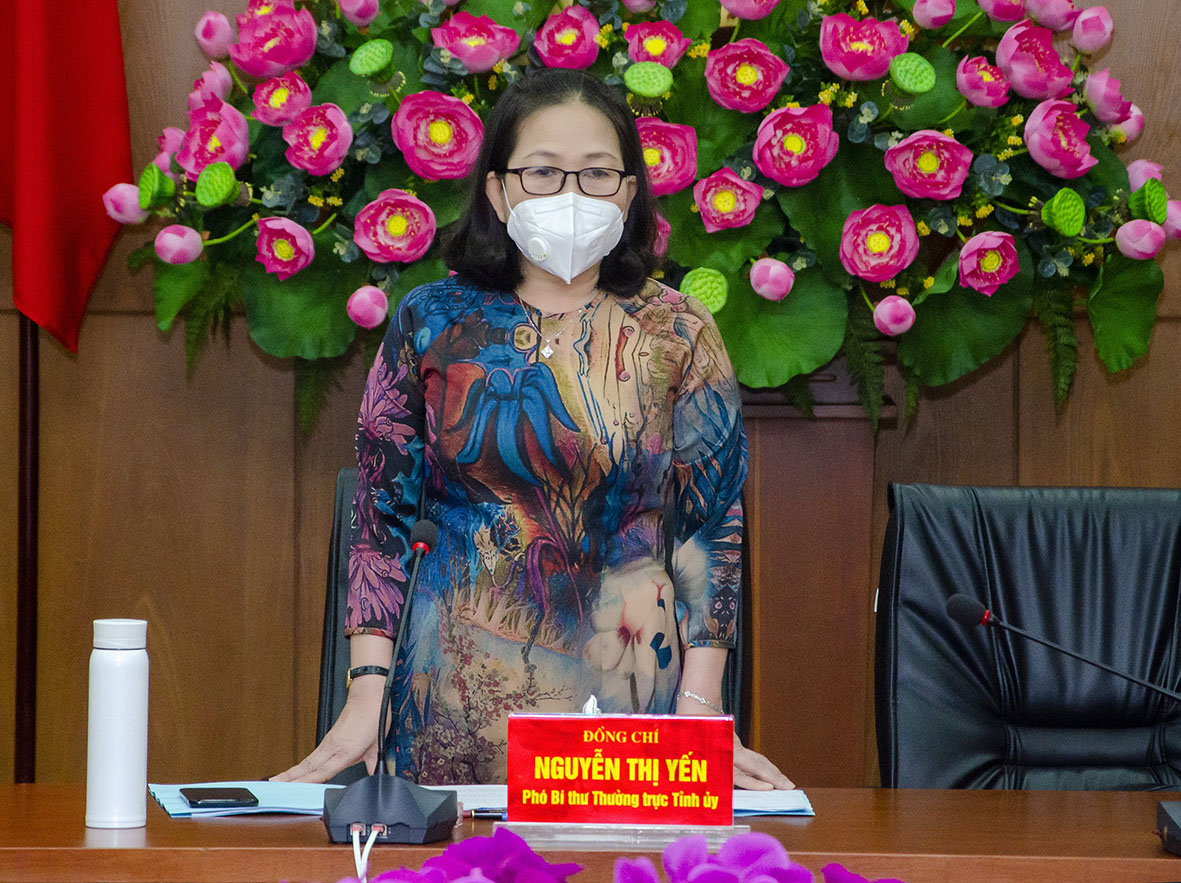 Bà Nguyễn Thị Yến, Phó Bí thư Thường trực Tỉnh ủy, Trưởng Đoàn Đại biểu Quốc hội tỉnh phát biểu kết luận cuộc họp.