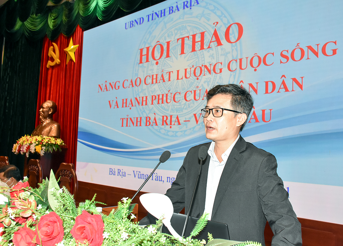 TS. Đỗ Thiên Anh Tuấn báo cáo tóm tắt dự thảo Nghị quyết của BCH Đảng bộ tỉnh và Đề án nâng cao chất lượng cuộc sống và hạnh phúc của nhân dân tỉnh BR-VT đến năm 2025, định hướng đến năm 2030 và tầm nhìn đến 2045.