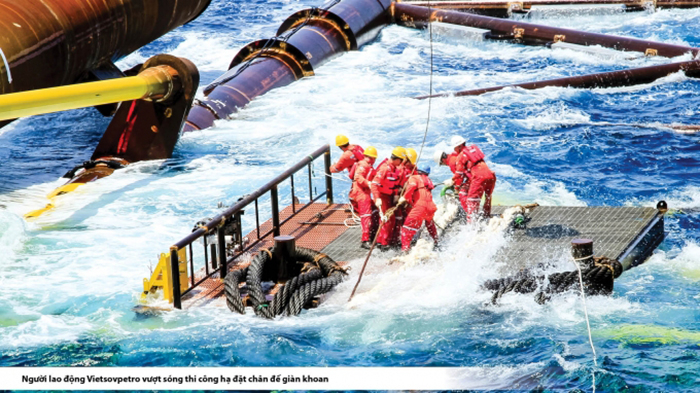 Người lao động Vietsovpetro vượt sóng thi công hạ đặt chân đế giàn khoan.