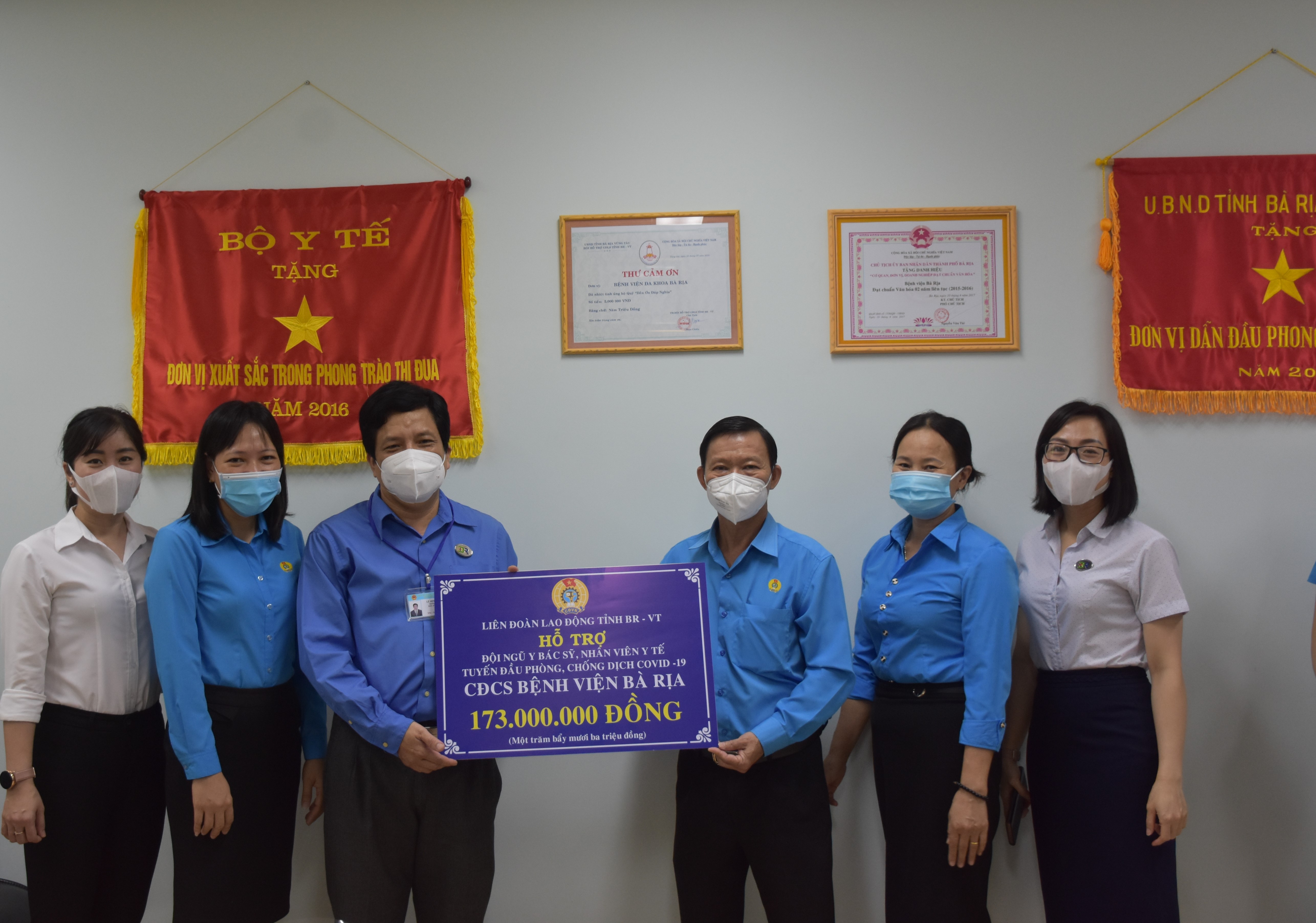 Ông Nguyễn Châu Trinh, Phó Chủ tịch LĐLĐ tỉnh trao biểu trưng hỗ trợ cho lực lượng tuyến đầu tại CĐCS Bệnh viện Bà Rịa.