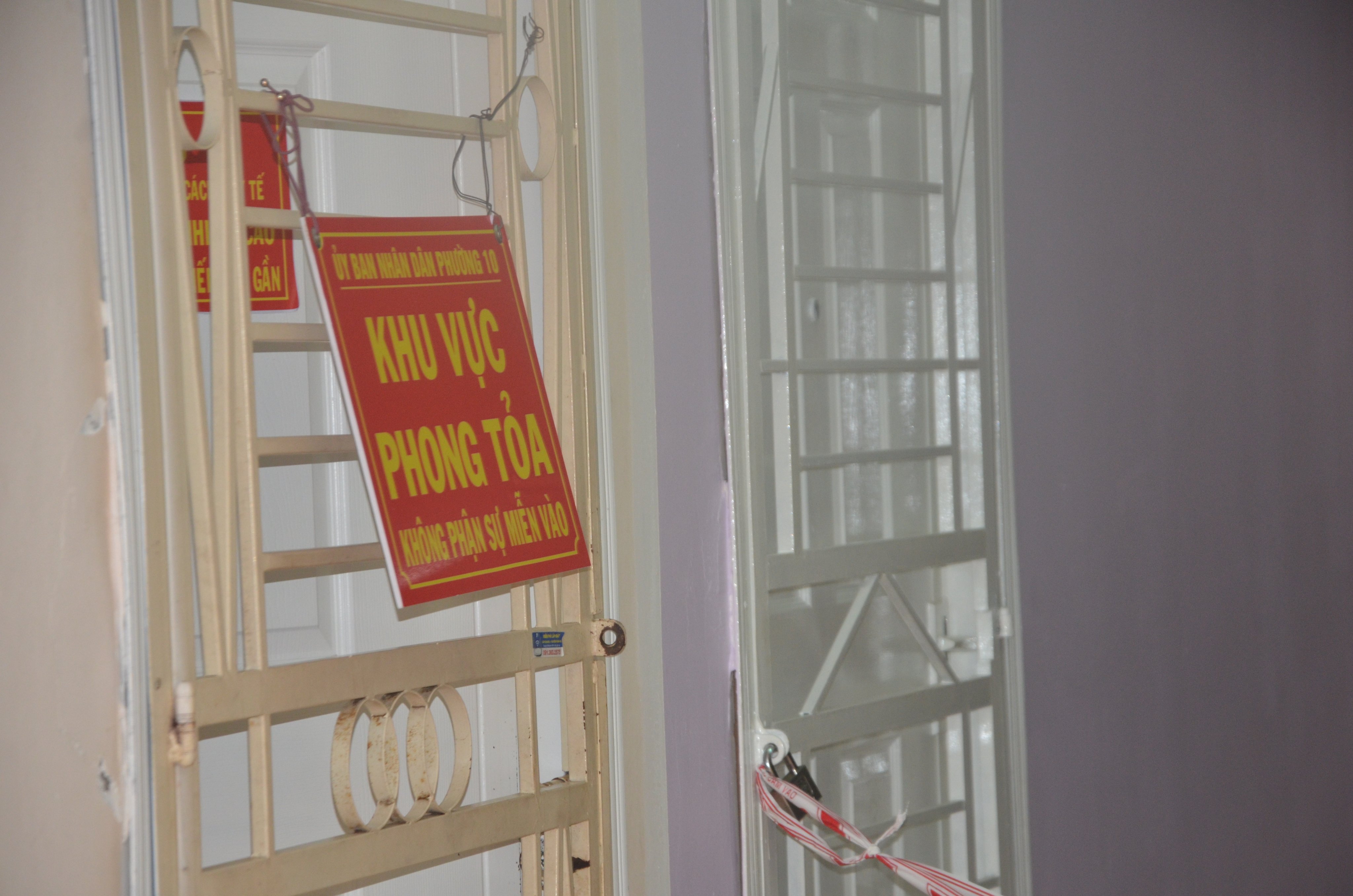 Lực lượng chức năng treo thông báo một trường hợp F0 đang cách ly, điều trị tại nhà ở chung cư Seaview 2, phường 10, TP. Vũng Tàu.