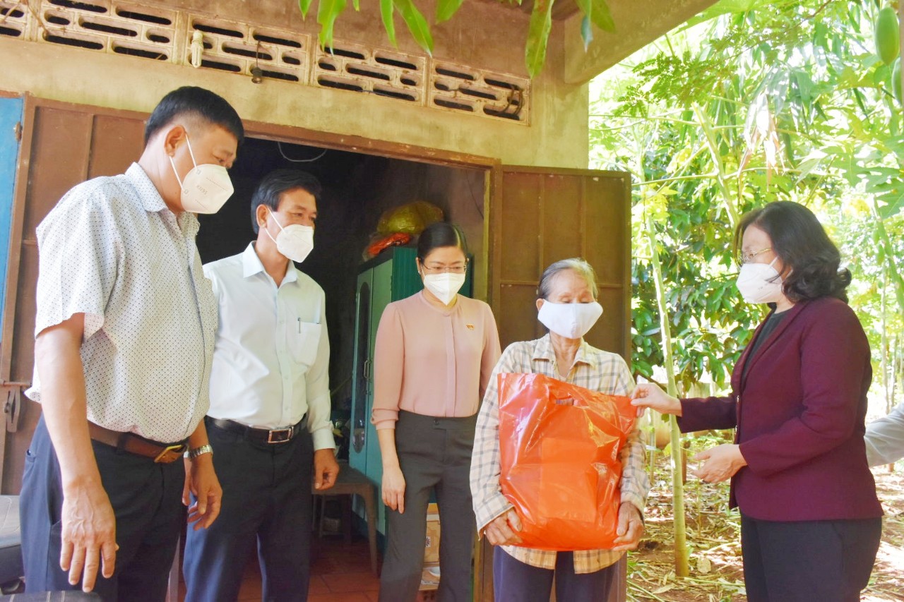 Bà Nguyễn Thị Yến, Phó Bí thư Thường trực Tỉnh ủy, Trưởng Đoàn ĐBQH tỉnh tặng quà, động viên bà Thái Thị Tuyết Nhung (tổ 12, ấp Bắc, xã Long Phước, TP.Bà Rịa) gặp khó khăn do dịch COVID-19. Ảnh: TUYẾT MAI