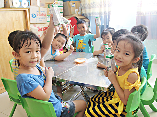 Tỉnh BR-VT là một trong những địa phương tiên phong triển khai chương trình sữa học đường cho trẻ em. Trong ảnh: HS Trường MN Thắng Nhì (TP. Vũng Tàu) uống sữa học đường. Ảnh: KHÁNH CHI