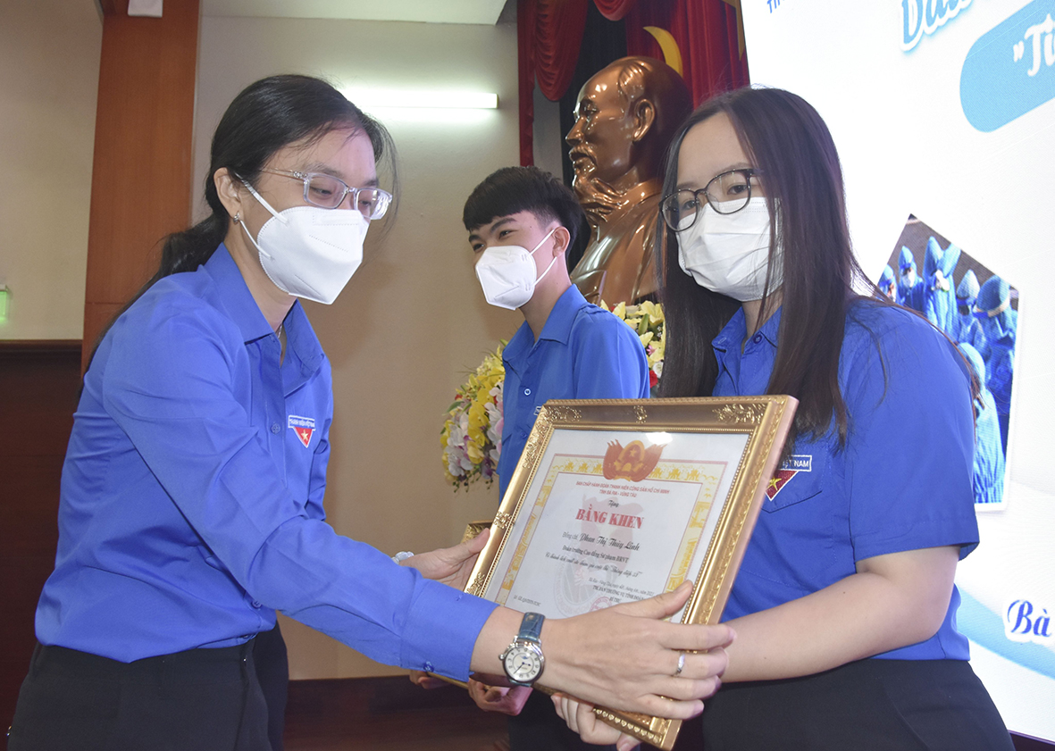 Bà Hồ Thị Ánh Tuyết, Bí thư Tỉnh Đoàn tặng Bằng khen cho ĐVTN có thành tích xuất sắc trong cuộc thi “Phong trào 3T”.