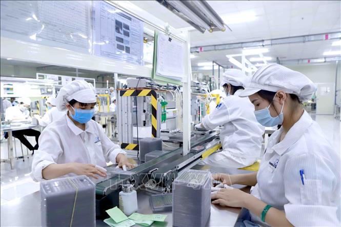 Sản xuất linh kiện điện tử tại Công ty Youngbag ViiNa khu Công nghiệp Bình Xuyên, Vĩnh Phúc. Ảnh: TTXVN