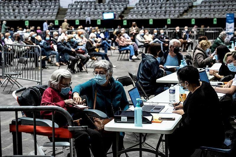 Người dân đăng ký thông tin tại điểm tiêm vắc xin  phòng COVID-19 ở Lyon (Pháp).