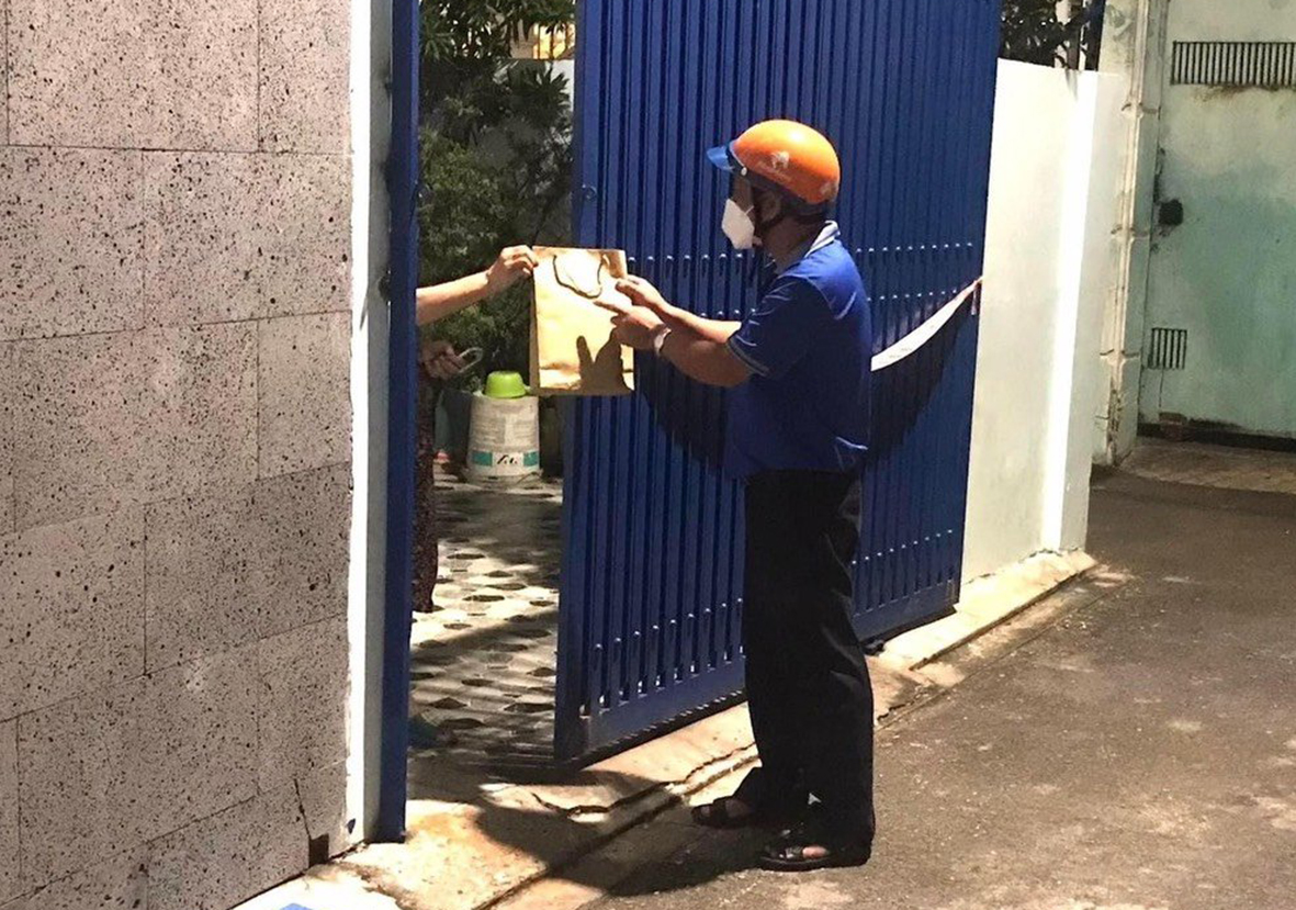 Lực lượng chức năng phường 3, TP.Vũng Tàu trao thuốc cho F0 điều trị tại nhà. Ảnh: ĐIỆP BẢO