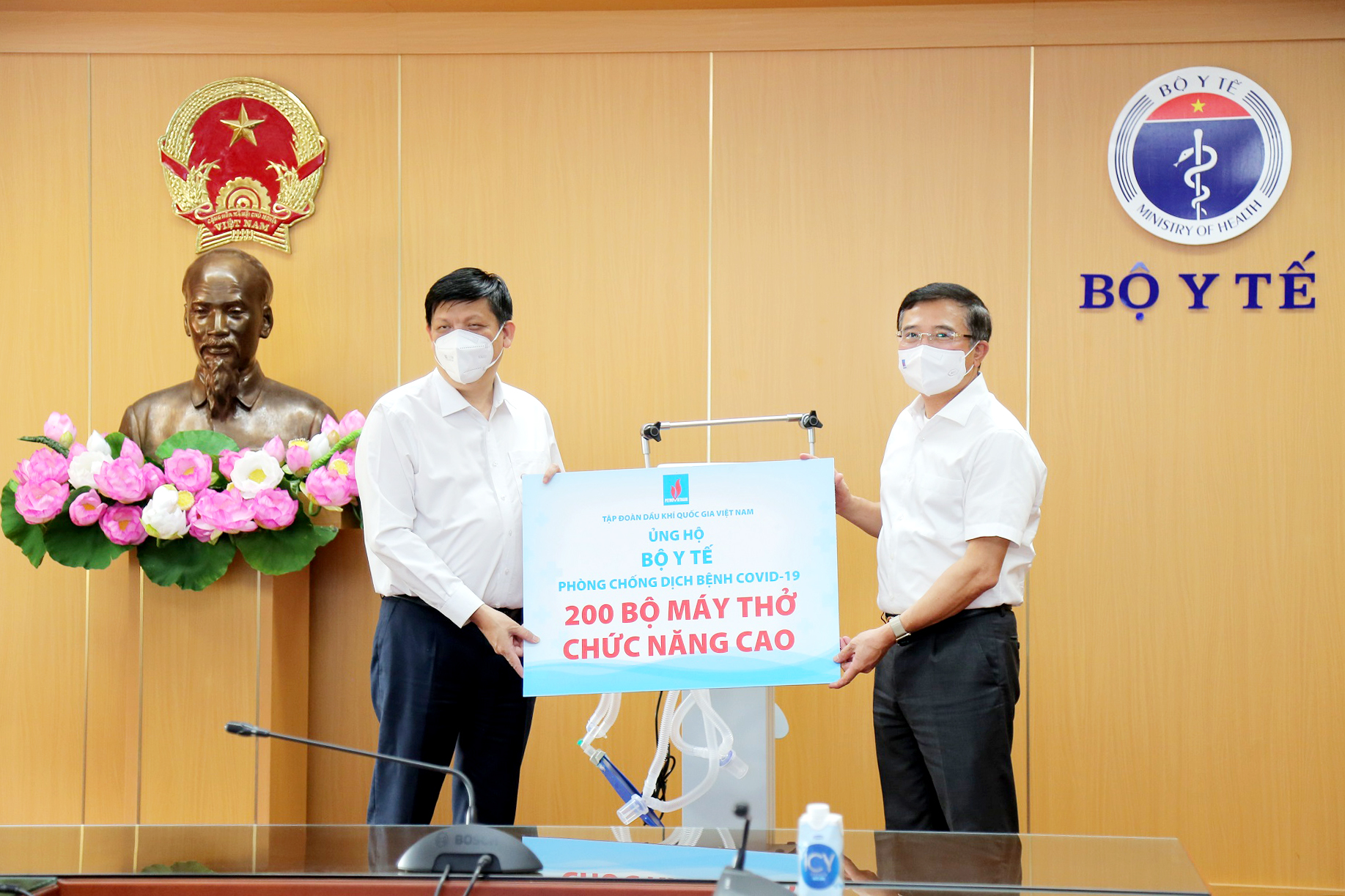 Bộ Y tế tiếp nhận 200 máy thở chức năng cao do PVN trao tặng phục vụ công tác điều trị bệnh nhân COVID-19 vào ngày 20/8 vừa qua. Trong ảnh: Bộ trưởng Bộ Y tế Nguyễn Thanh Long nhận bảng tượng trưng trao tặng máy thở từ Chủ tịch Hội đồng thành viên PVN Hoàng Quốc Vượng.
