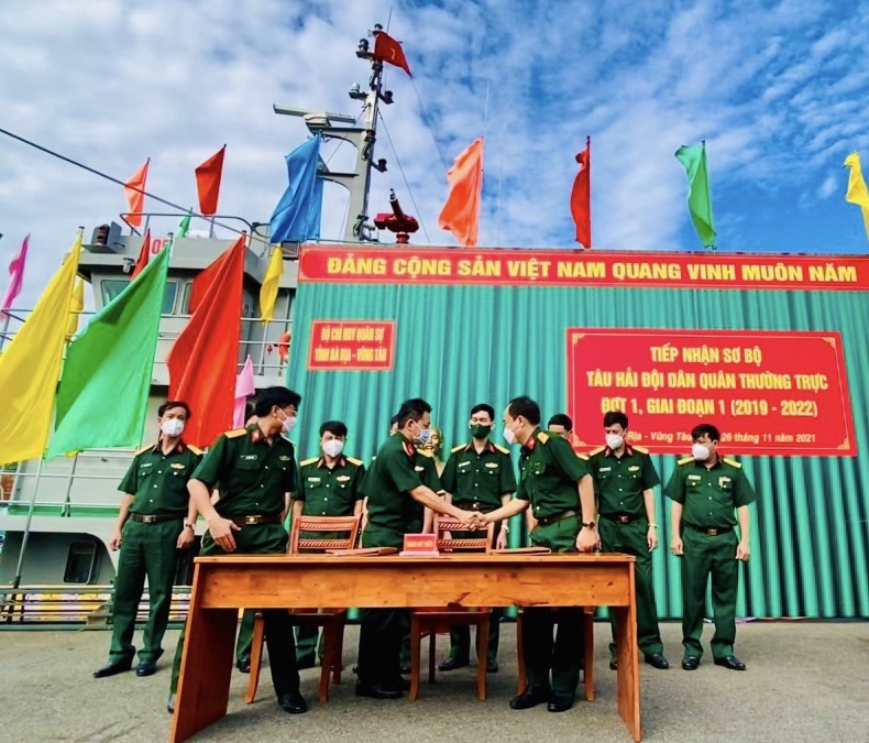 Đại diện Nhà máy Z198 và Nhà máy Z124 bàn giao tàu dịch vụ hậu cần và tàu lưới rê đóng mới cho Bộ CHQS tỉnh.
