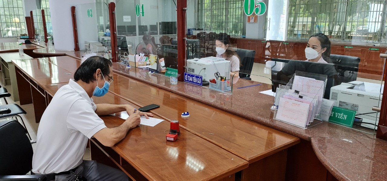 Ông Lê Minh Trí, Giám đốc Công ty TNHH may Phương Nam Vina, (TP. Bà Rịa) làm thủ tục nhận vốn vay tại NHCSXH.