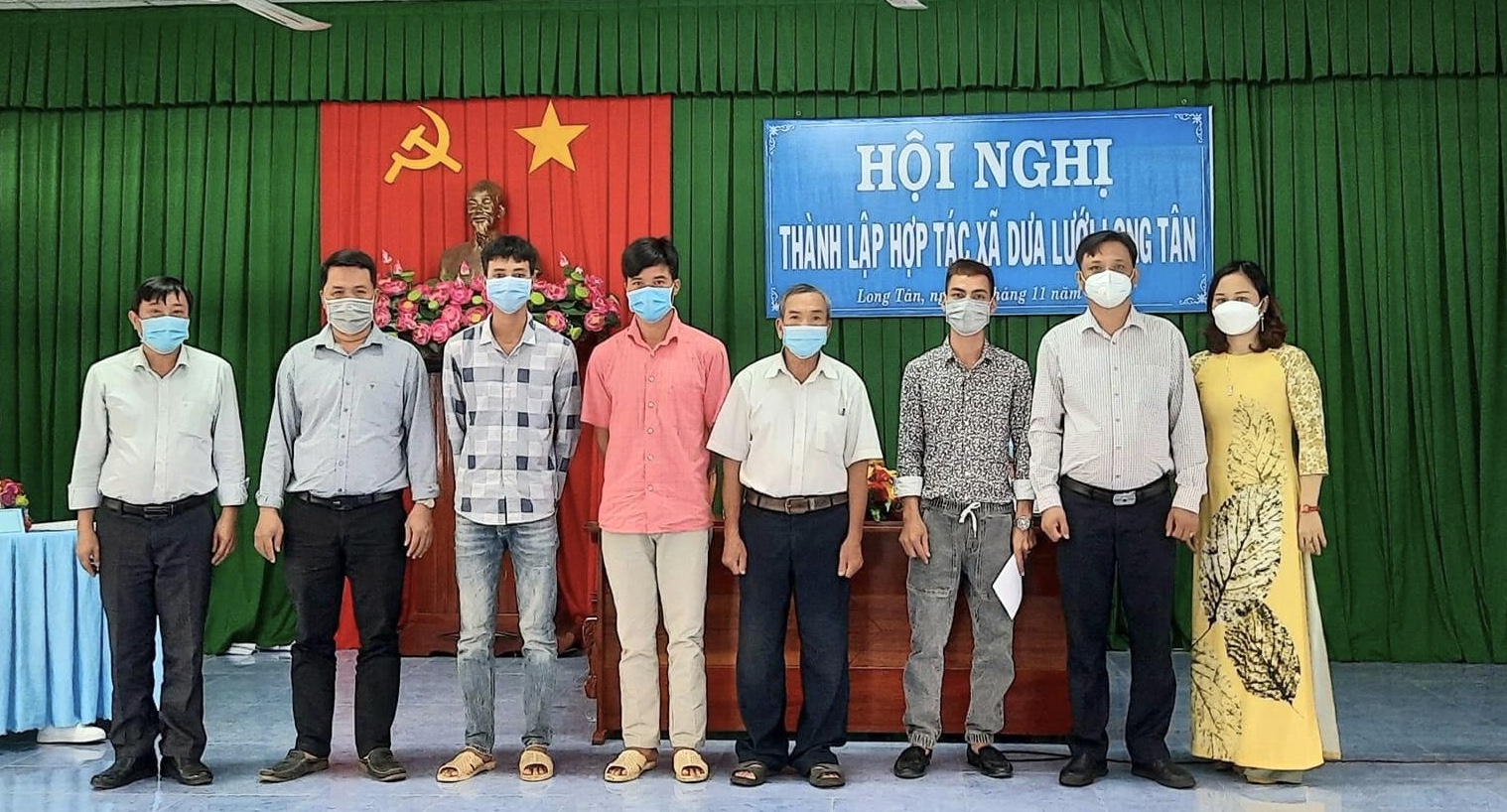 Các thành viên HTX dưa lưới Long Tân (huyện Đất Đỏ) ra mắt tại hội nghị.