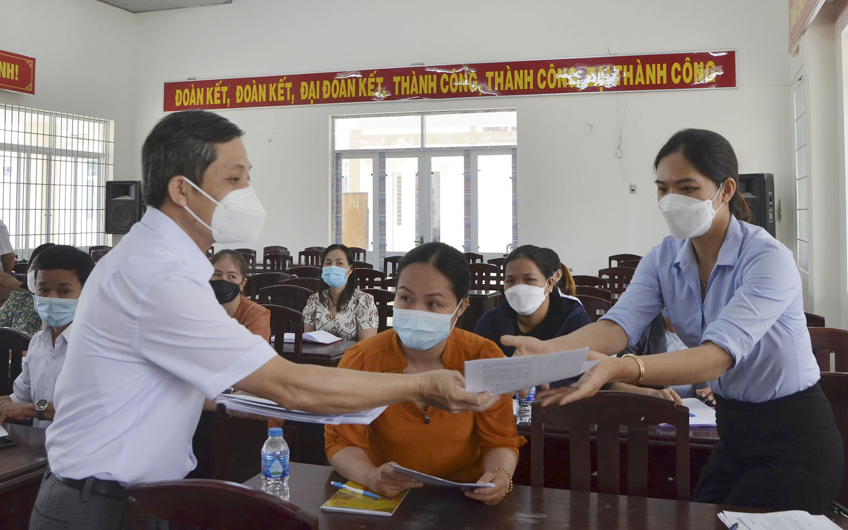 Ông Nguyễn Kế Toại, Phó Chủ tịch UBMTTQ Việt Nam tỉnh triển khai việc phân bổ phiếu lấy ý kiến đến cán bộ MTTQ các xã, thị trấn trên địa bàn huyện Châu Đức.