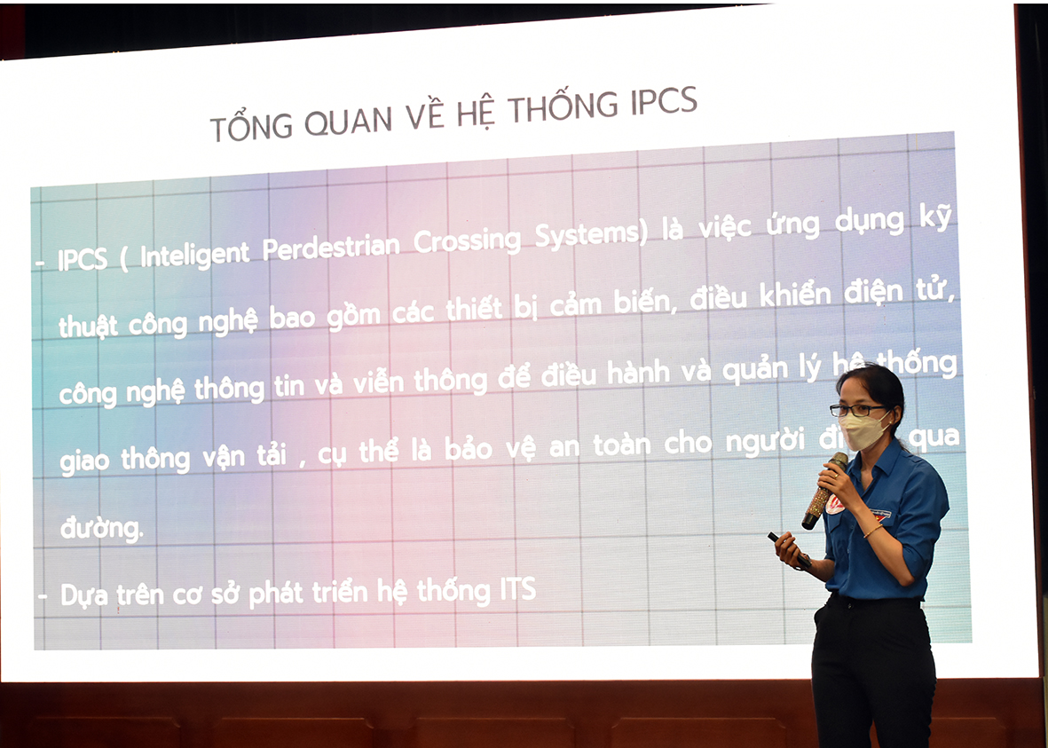 Đại diện nhóm tác giả Nguyễn Hồng Trúc Phương, Lê Thị Bảo Trân trình bày về ý tưởng “Hệ thống qua đường thông minh dành cho người đi bộ (IPCS)”.