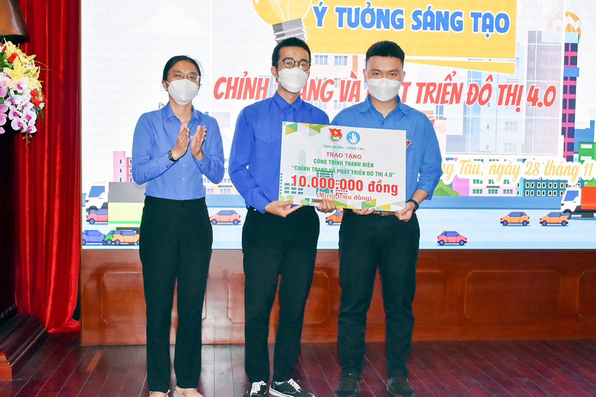 Chị Hồ Thị Ánh Tuyết, Bí Thư Tỉnh Đoàn trao giải Đặc biệt cho các tác giả, nhóm tác giả.