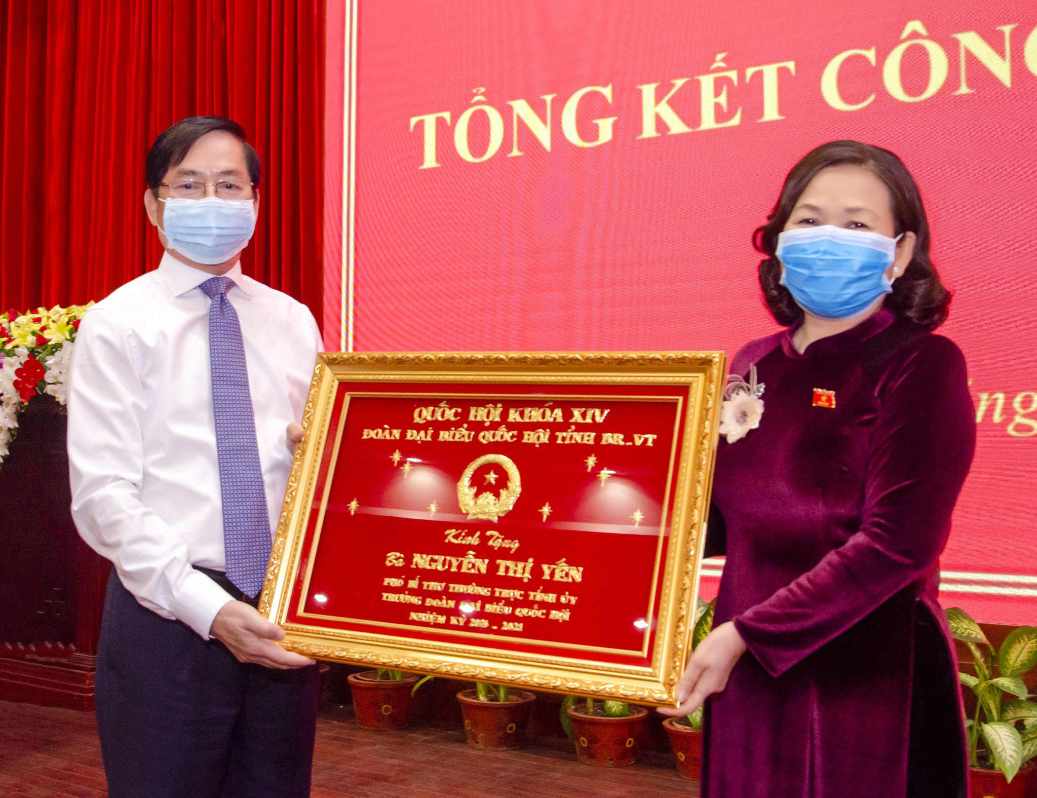 Ông Phạm Viết Thanh, Ủy viên Trung ương Đảng, Bí thư Tỉnh ủy trao bức trướng của Quốc hội khóa XIV cảm ơn bà Nguyễn Thị Yến, Phó Bí thư Thường trực Tỉnh ủy, Trưởng Đoàn ĐBQH tỉnh vì có nhiều đóng góp vào sự thành công của Quốc hội khóa XIV. Ảnh: MẠNH THẮNG