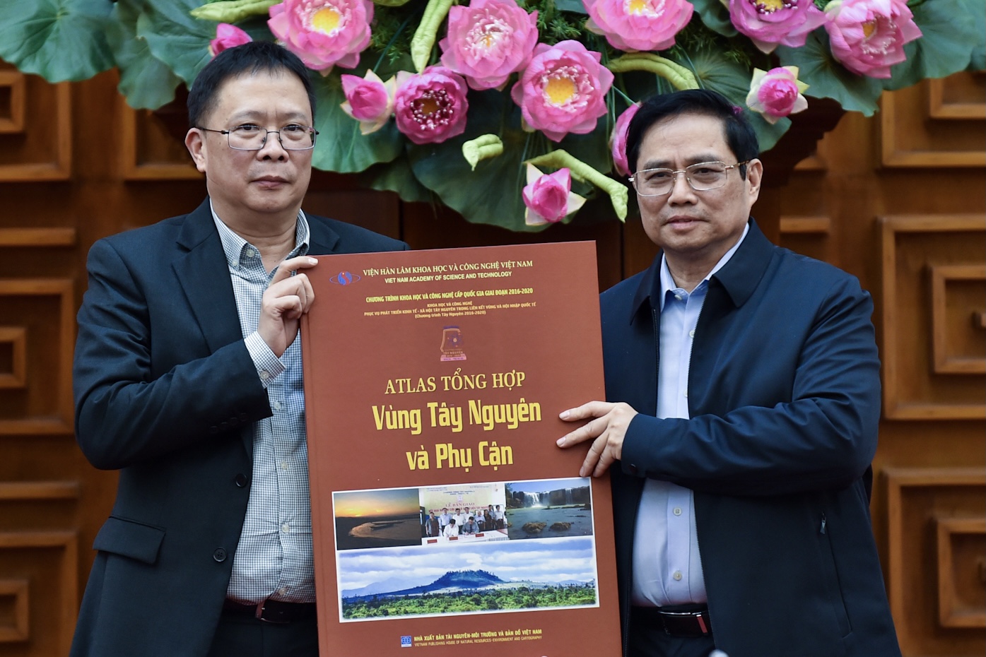 Viện Hàn lâm Khoa học và Công nghệ Việt Nam tặng Thủ tướng Phạm Minh Chính tập bản đồ địa lý vùng Tây Nguyên và phụ cận. Ảnh: NHẬT BẮC