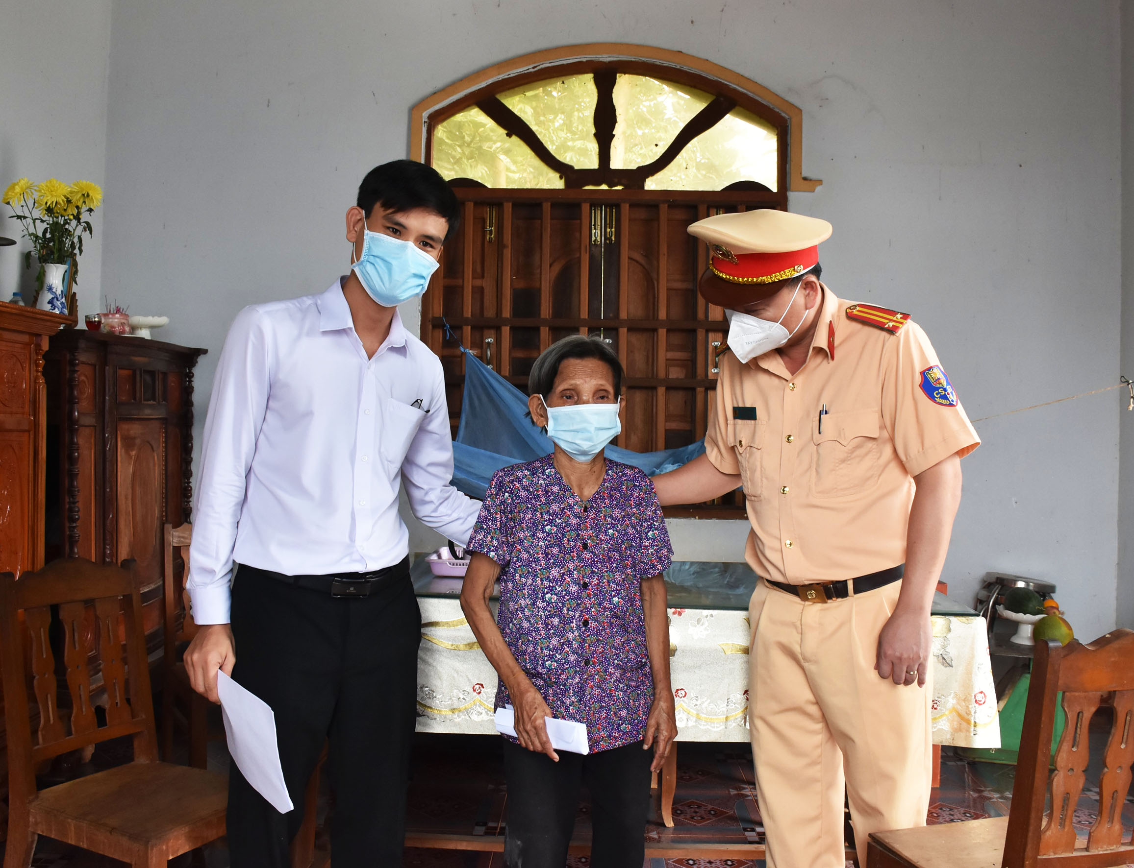 Ban ATGT tỉnh thăm hỏi, động viên bà Lê Thị Bích (KP.Hoàng Giao, TT.Ngãi Giao, huyện Châu Đức) có người thân mất vì TNGT.